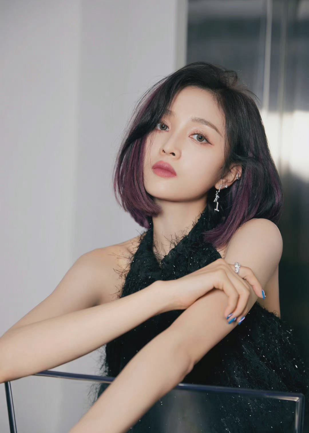 吴宣仪舞台造型,紫色挑染短发也好绝啊,很有范儿……_高清图集_新浪网