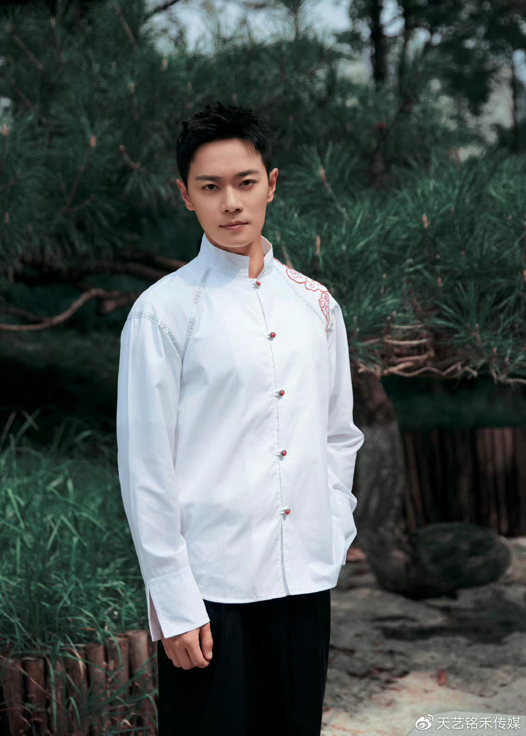 曹骏曝光初秋暖夕写真 舒适惬意氛围中彰显正气本色|曹骏|正气|本色