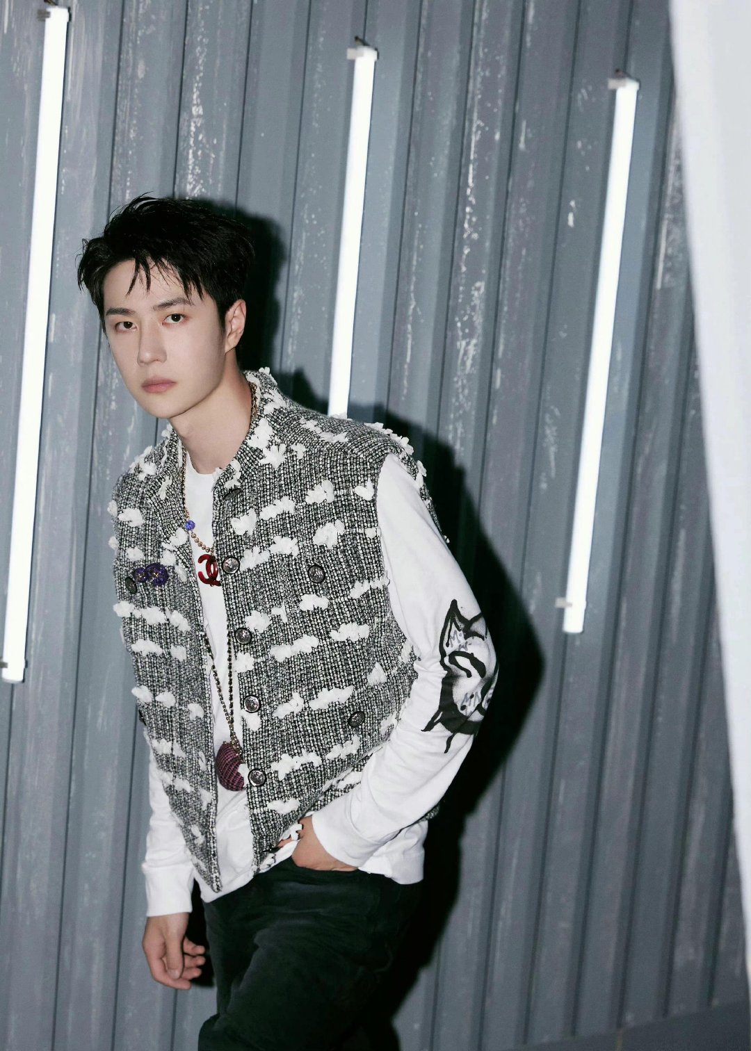 王一博这就是街舞马甲造型来了~是帅气十足的酷盖__财经头条