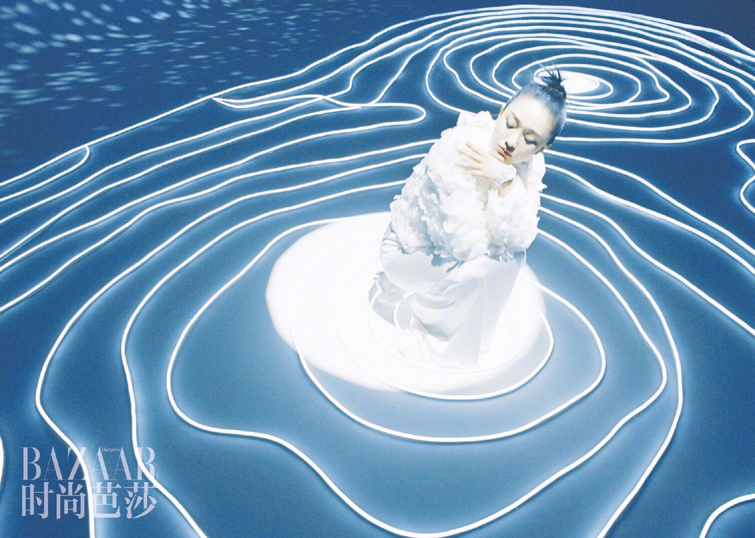 周迅时尚芭莎6月刊封面大片
