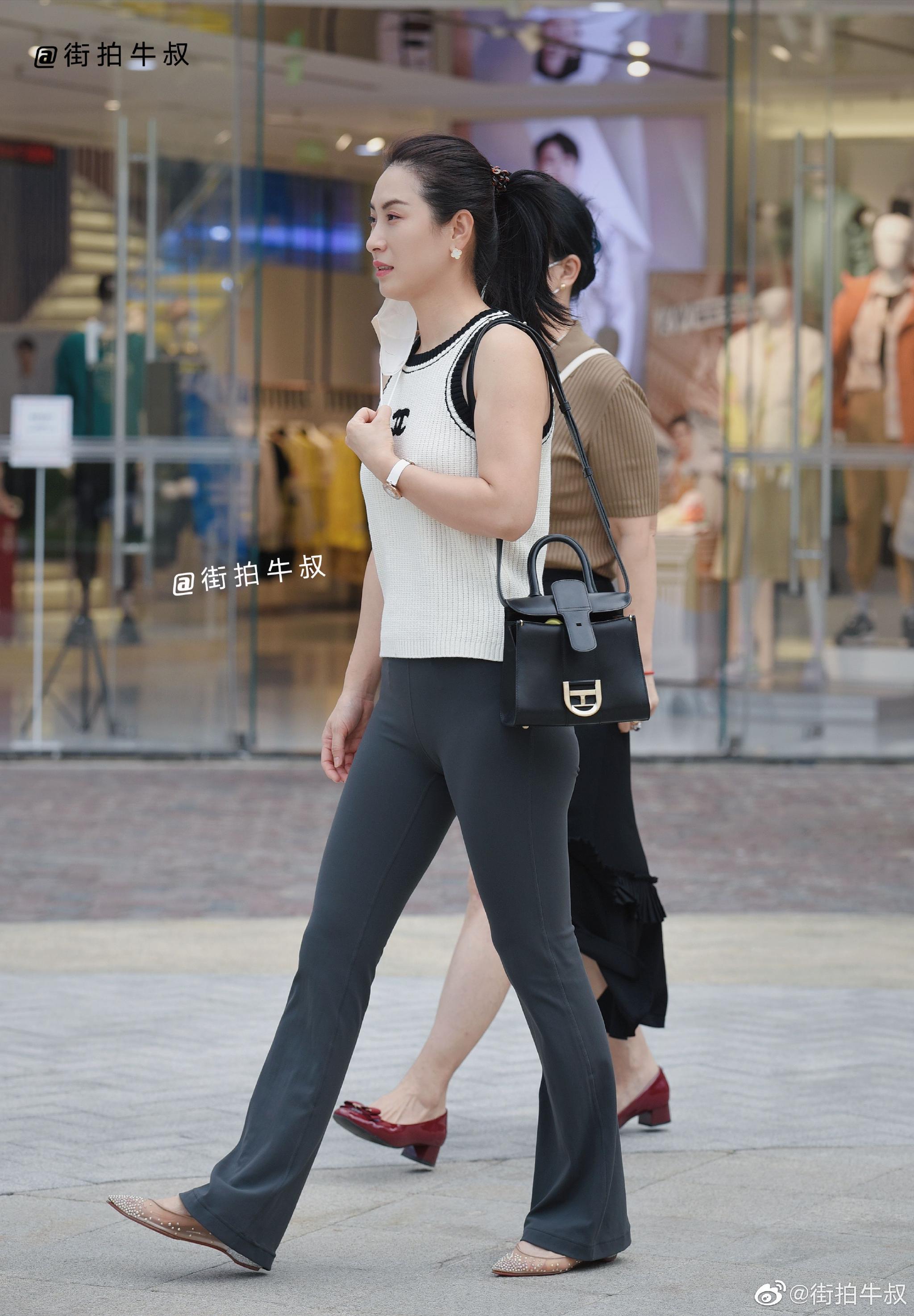 知性美女穿着窈窕的喇叭休闲裤出街_高清图集_新浪网