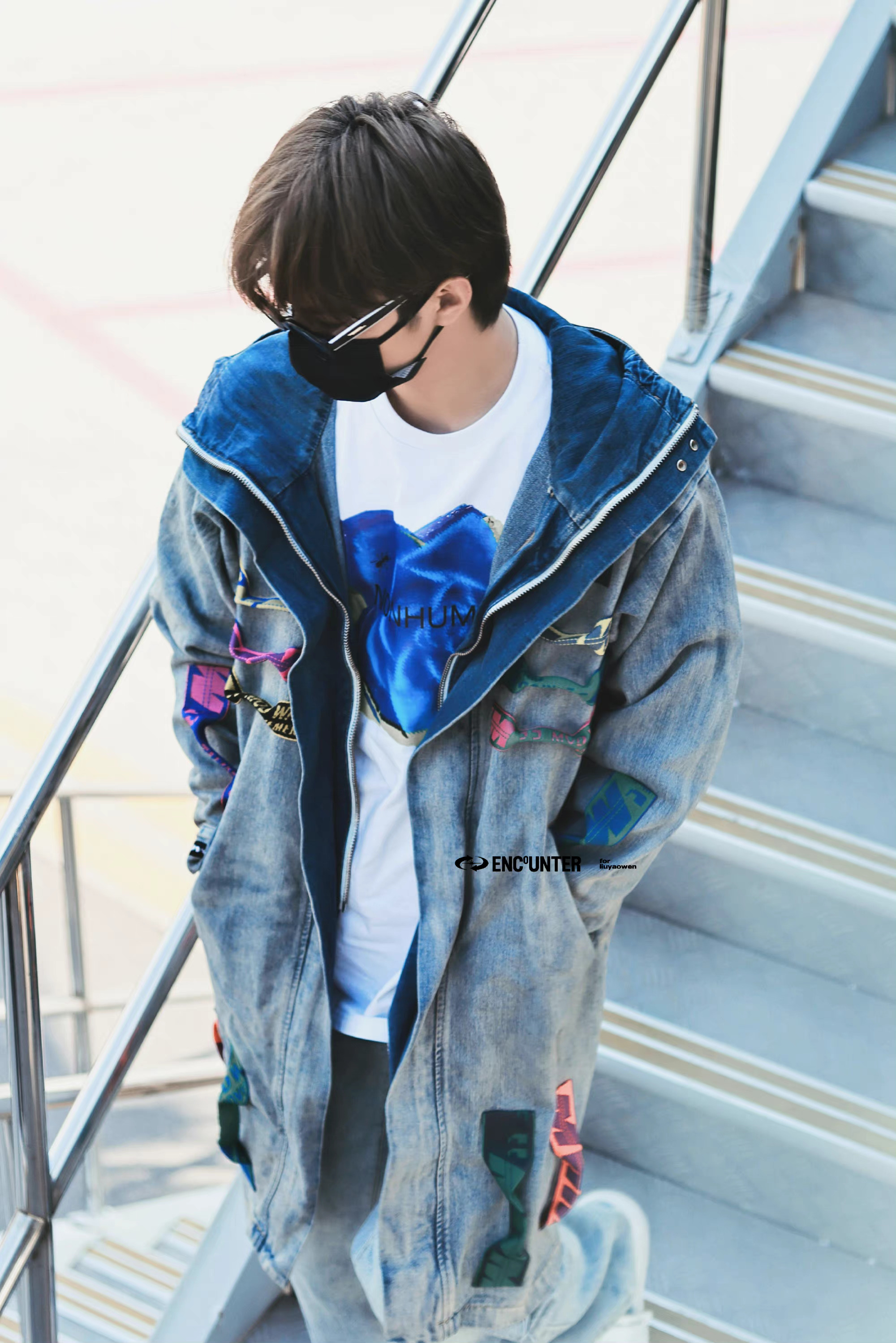 刘耀文今日机场饭拍牛仔风衣造型帅气时尚的小文啊