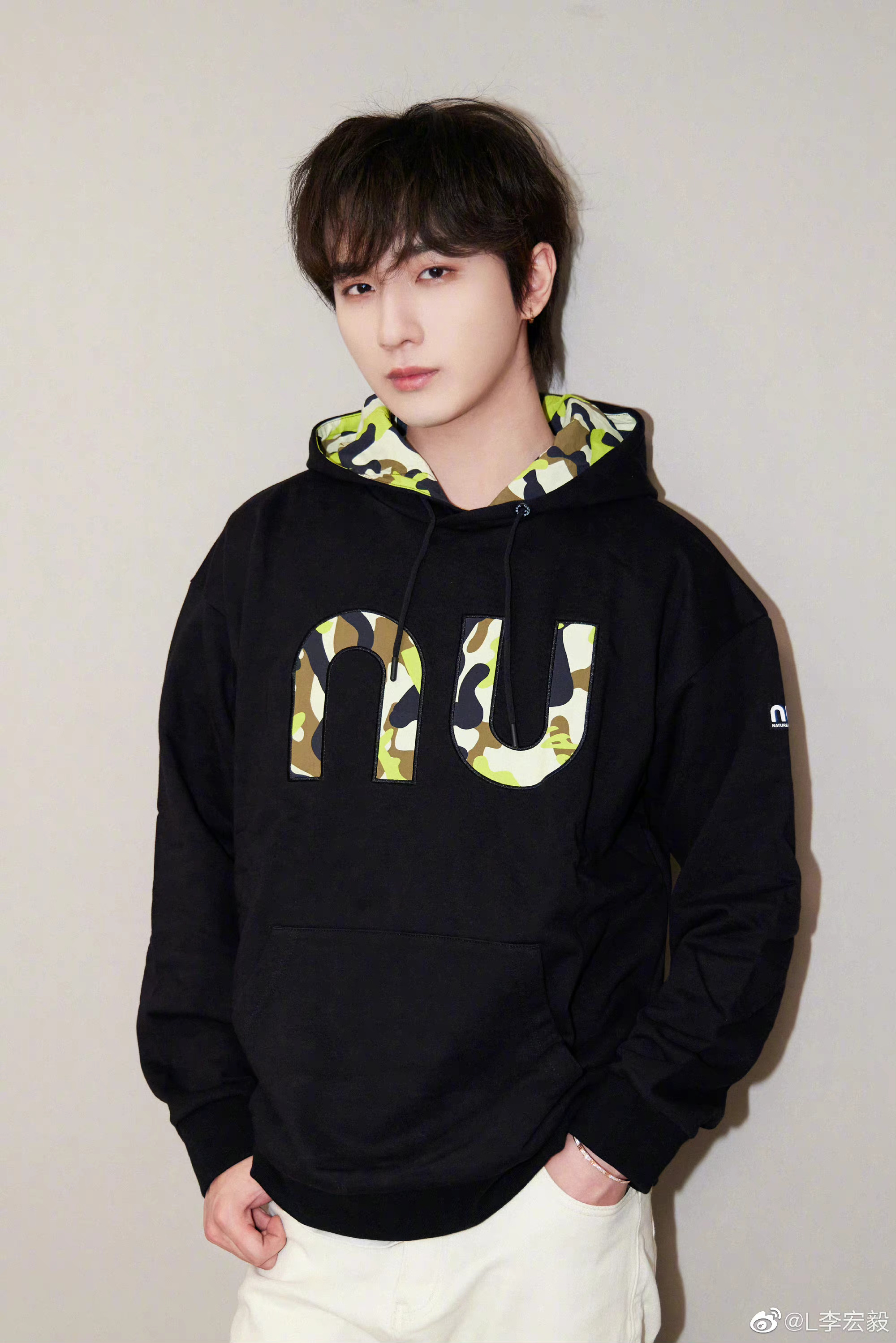 李宏毅元气萧瑟三宫格随拍～ 黑色迷彩卫衣,帅气有型的少年