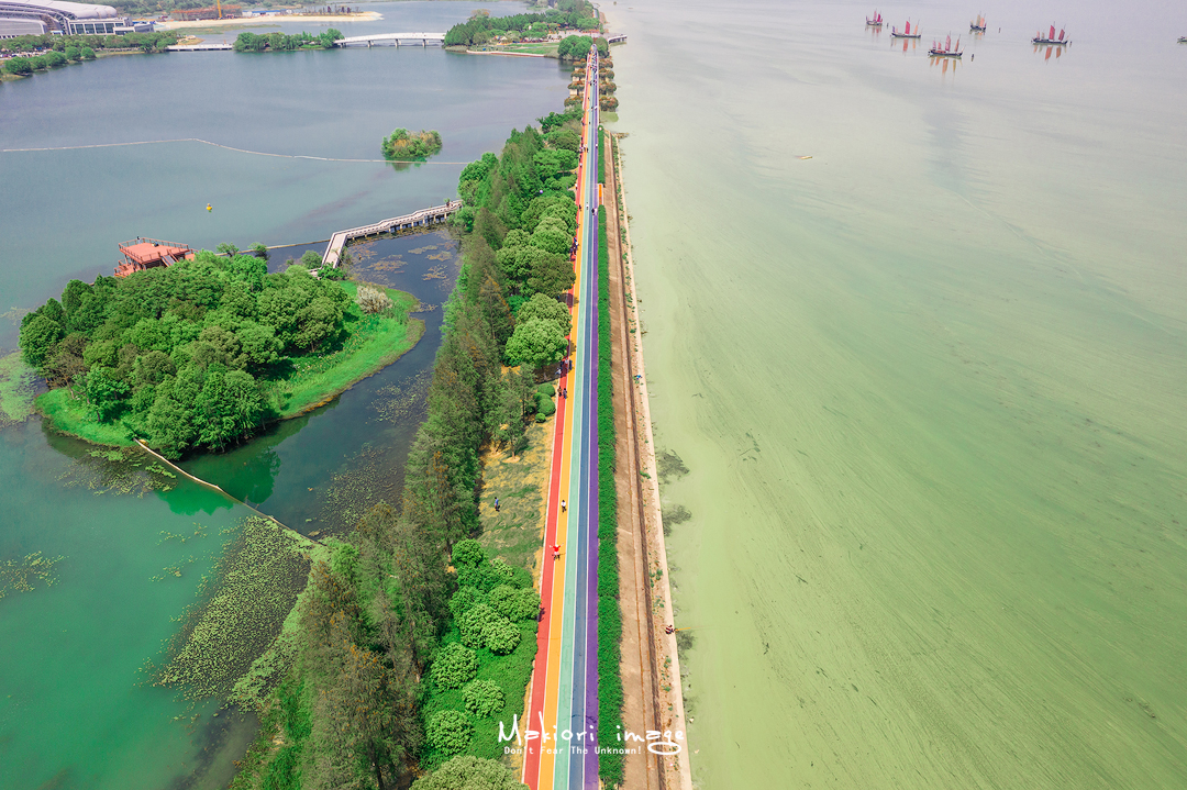 无锡贡湖湾湿地公园的彩虹跑道