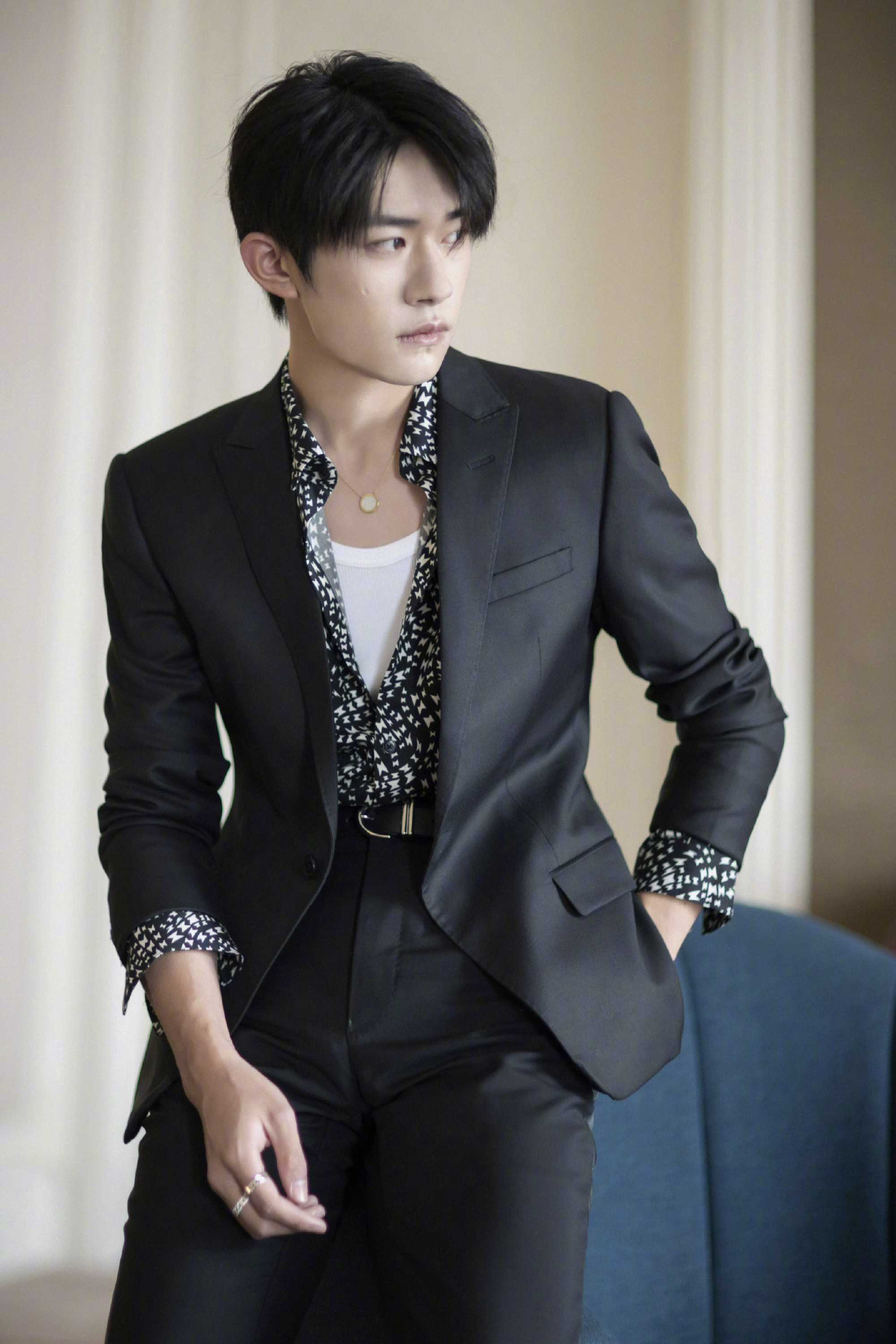 易烊千玺2020全新单曲粉雾海梦幻上线