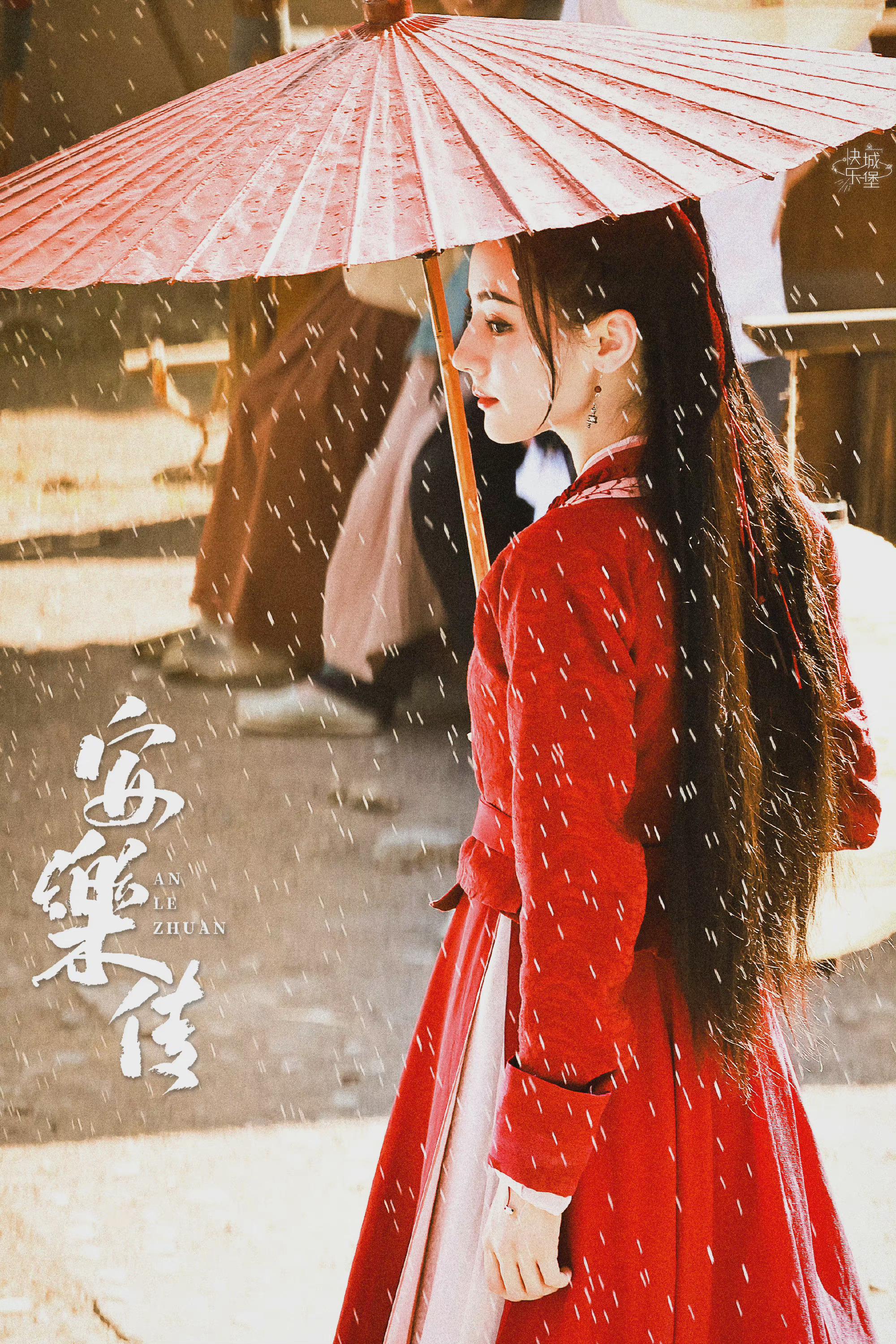 迪丽热巴《安乐传》红衣撑伞路透图 氛围感绝了__财经头条