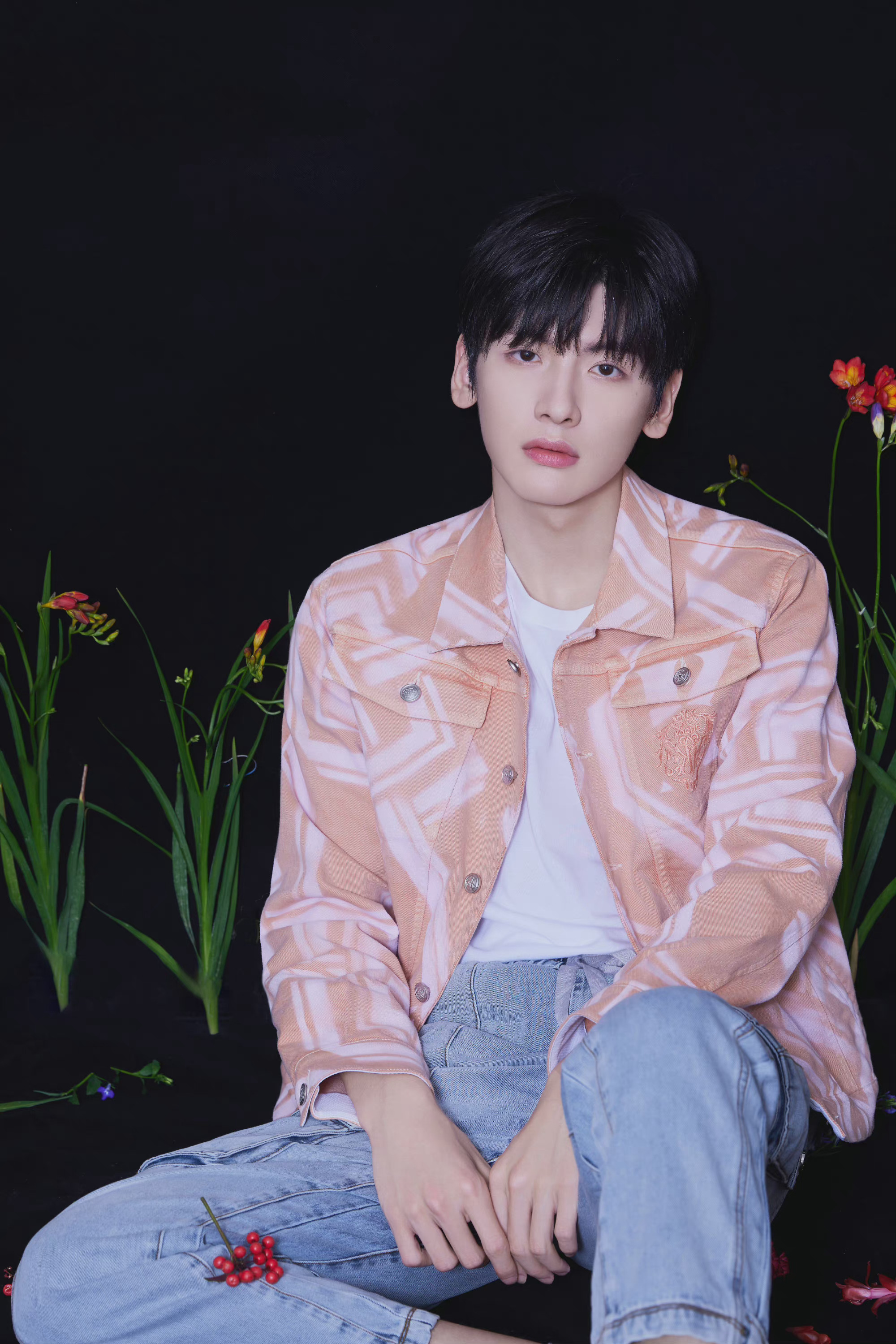 翟潇闻花丛氛围感写真大片~ 粉色系衬衫,白t牛仔裤……_高清图集_新浪