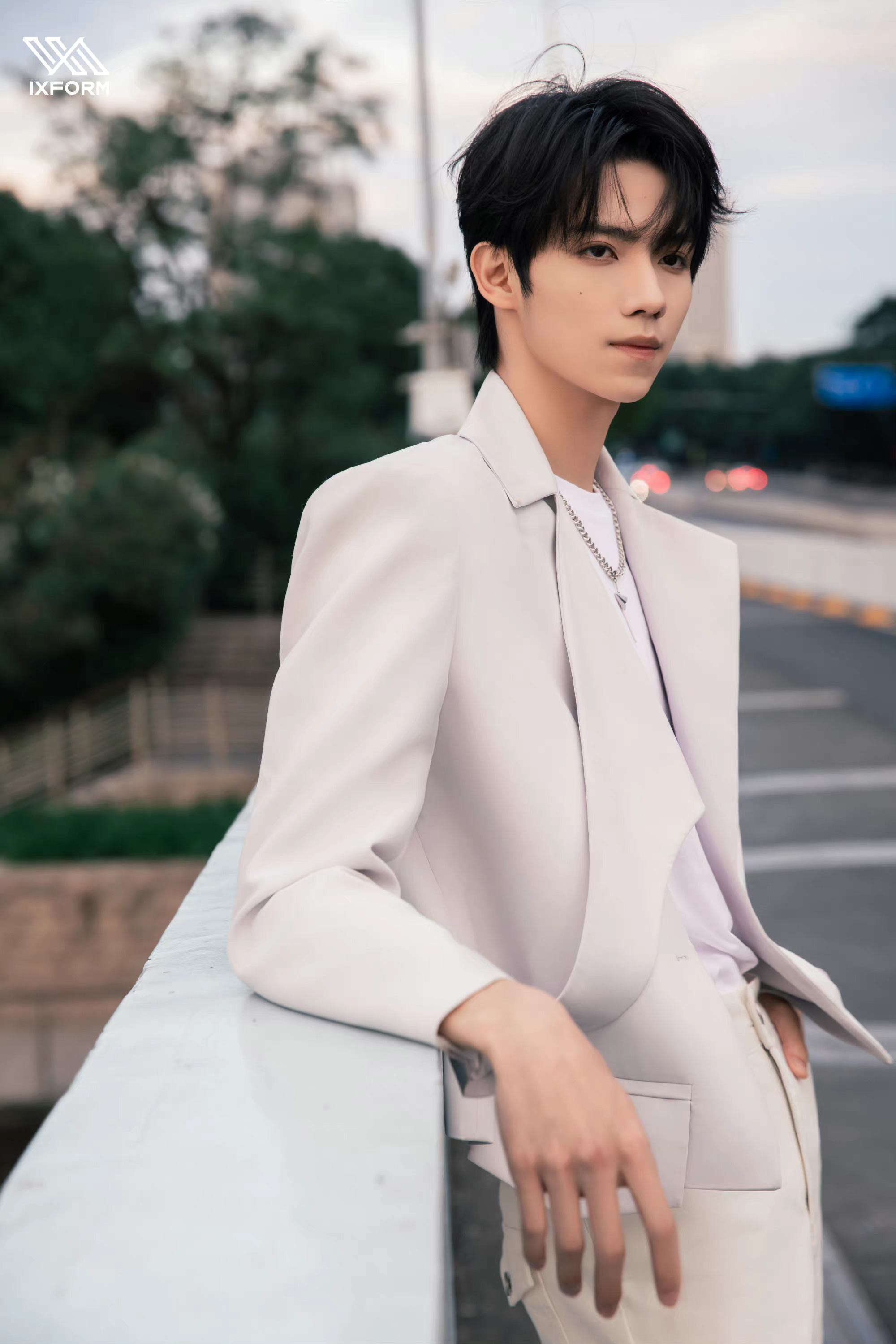 罗一舟街景大片,浅色西装英气脸庞,大气优雅,少年与光同行