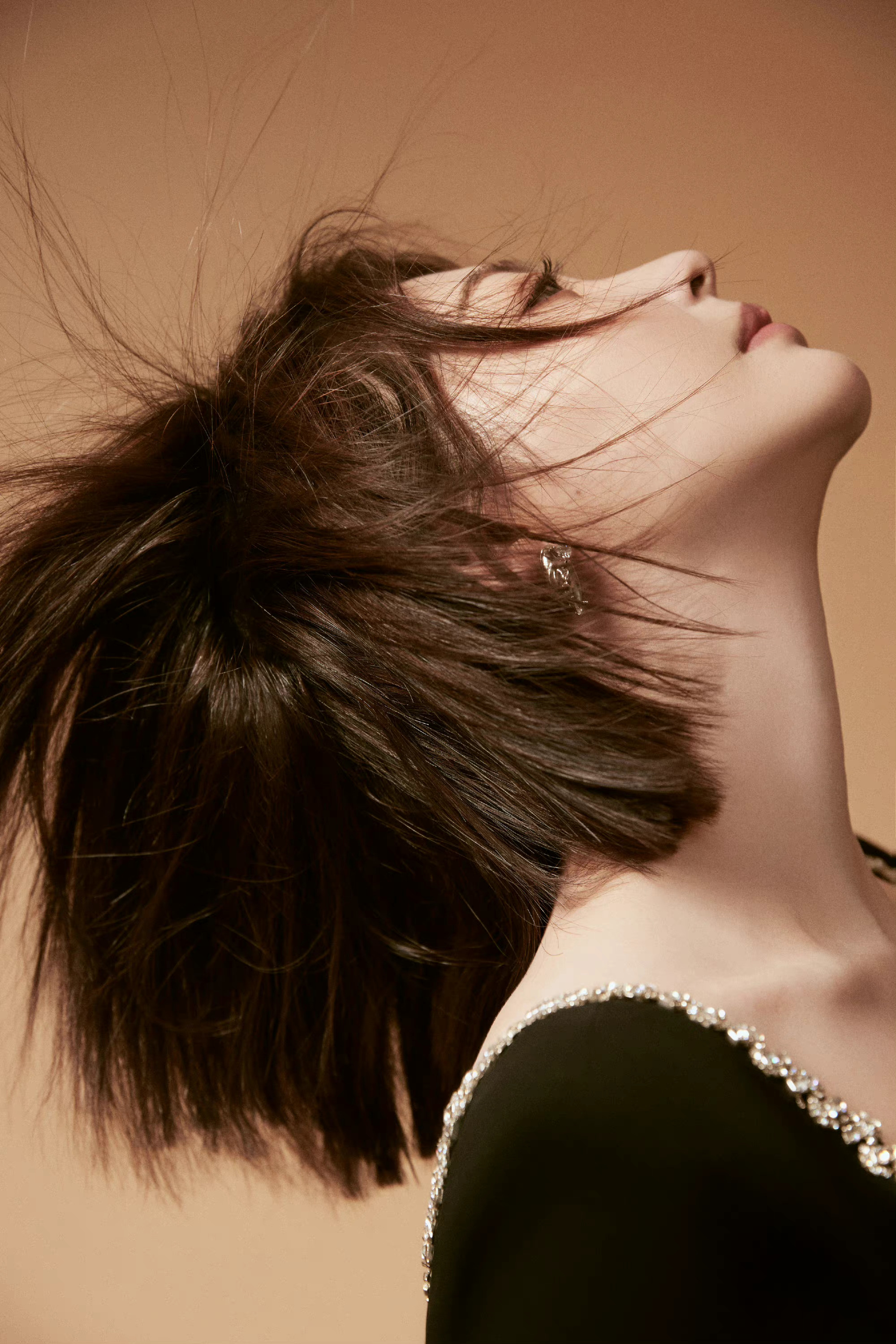 张雨绮六年来第一次换微博头像新头像短发黑裙好洒脱