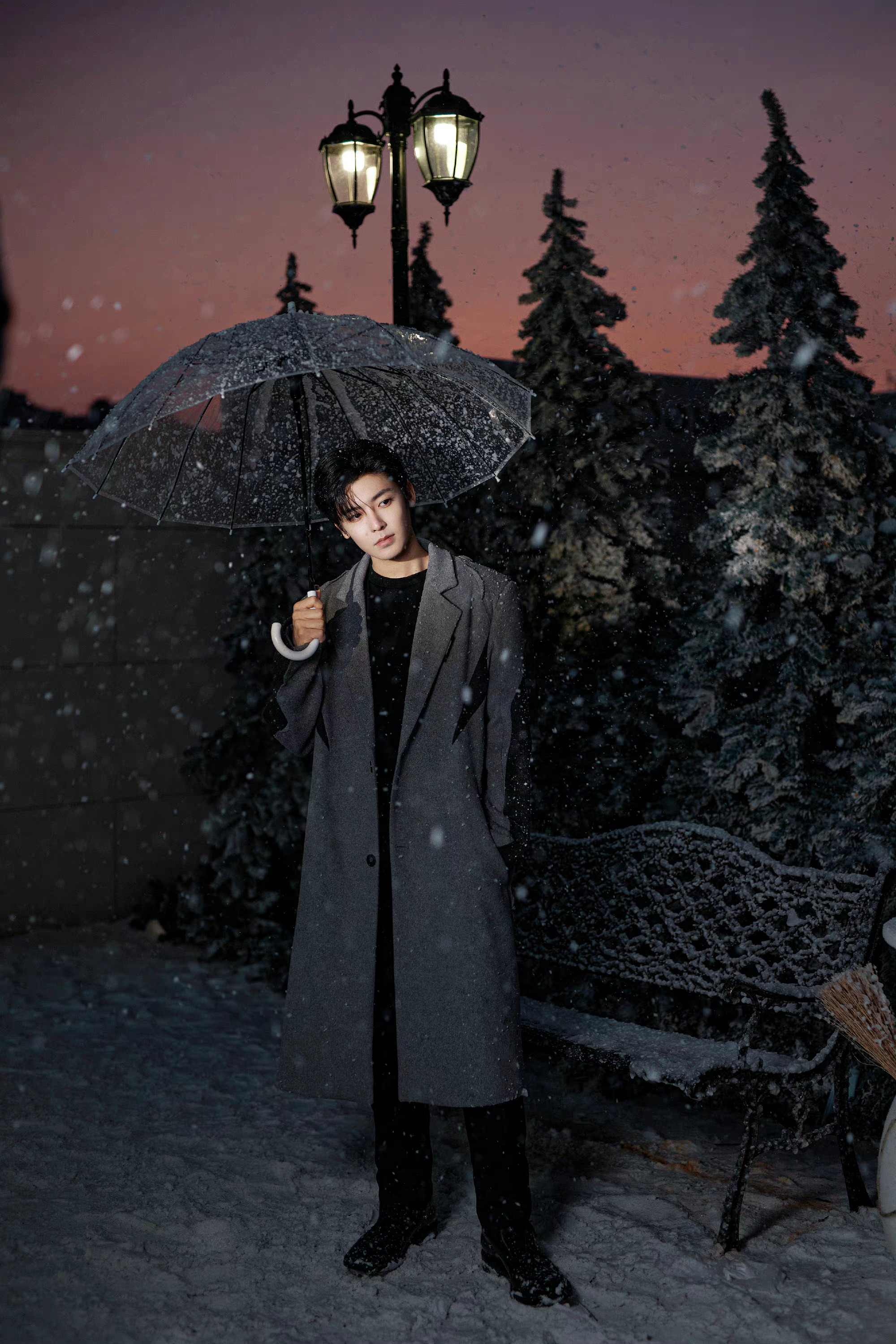 侯明昊雪中撑伞氛围感大片～ 灰色西装大衣,夜幕降临 简直太帅了