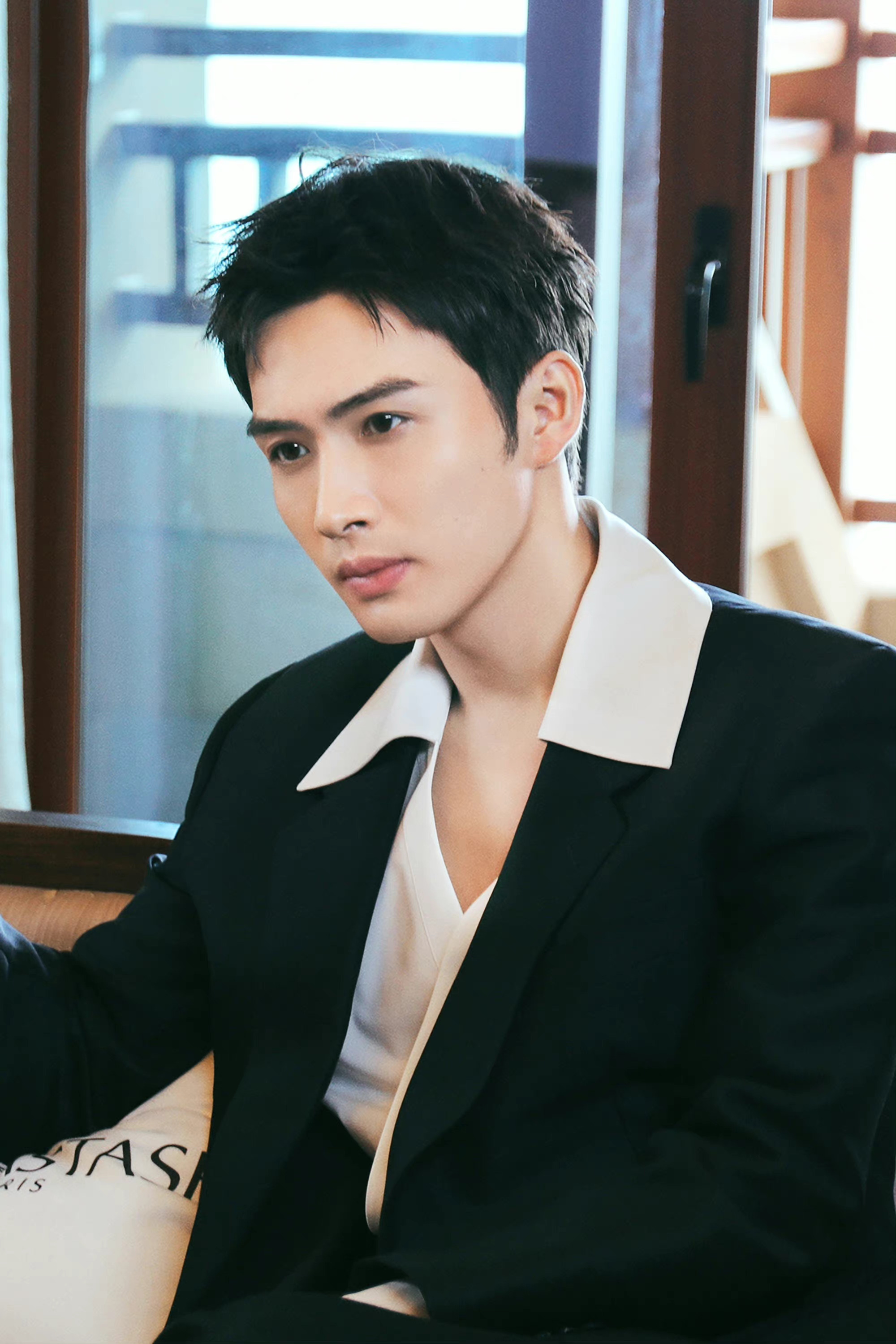 张彬彬周一西装造型随拍 帅气侧颜,活力元气__财经头条