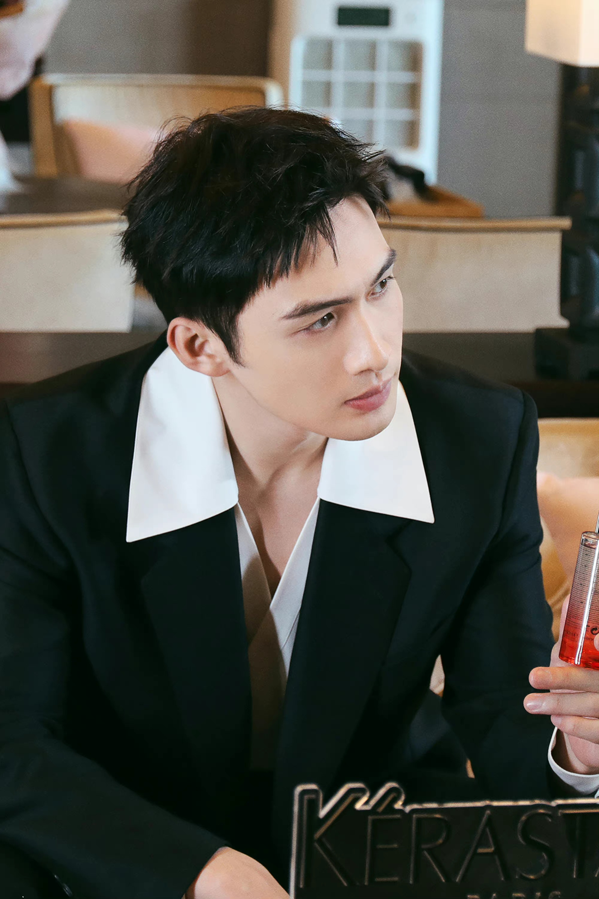 张彬彬周一西装造型随拍 帅气侧颜,活力元气__财经头条