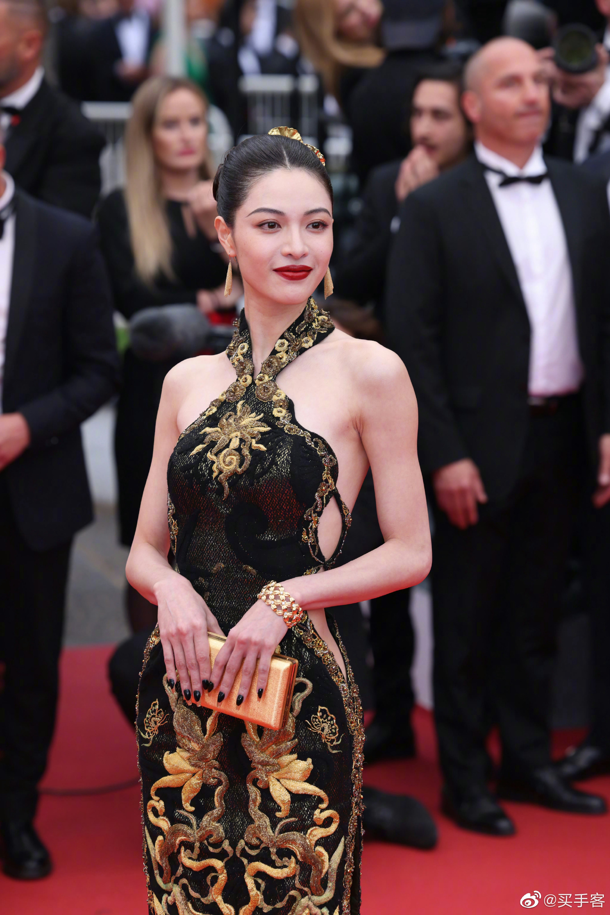 钟楚曦身穿劳伦斯·许设计得旗袍亮相戛纳红毯……_高清图集_新浪网