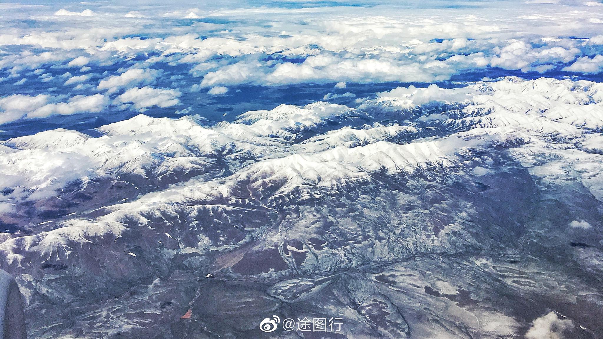 万米高空视角,俯瞰新疆的雪山
