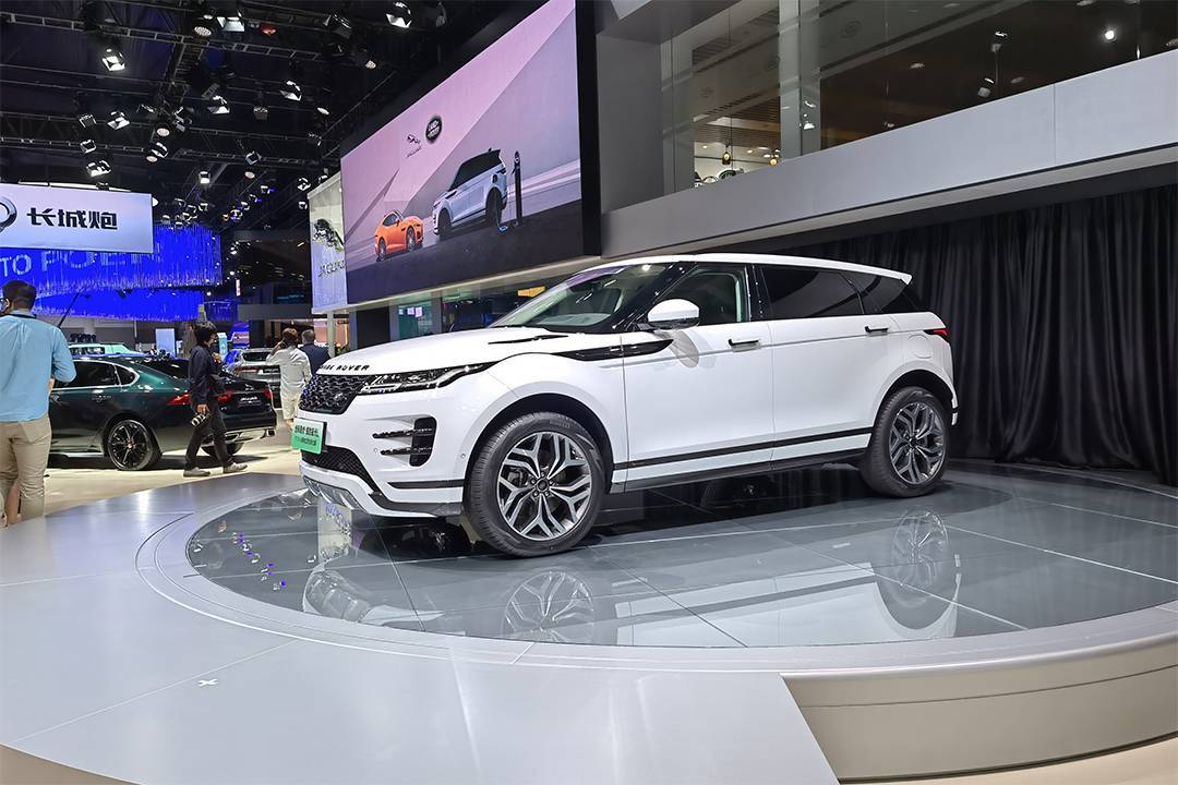 2021成都车展路虎揽胜极光l插混版上市售4458万