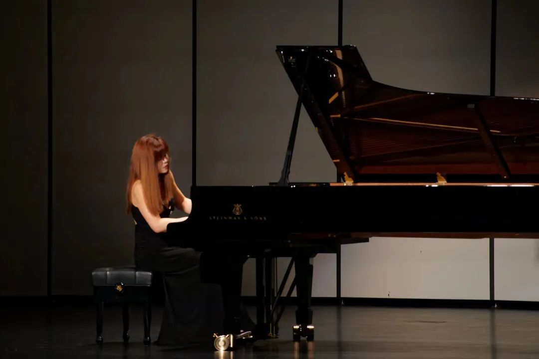 现场陈萨指尖上的黑白琴键带你穿越古典与浪漫