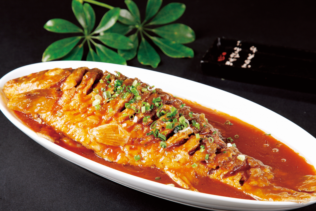 讲到微山湖的特产,首先想到的就是四鼻孔鲤鱼,而这全鱼宴大部分也是由