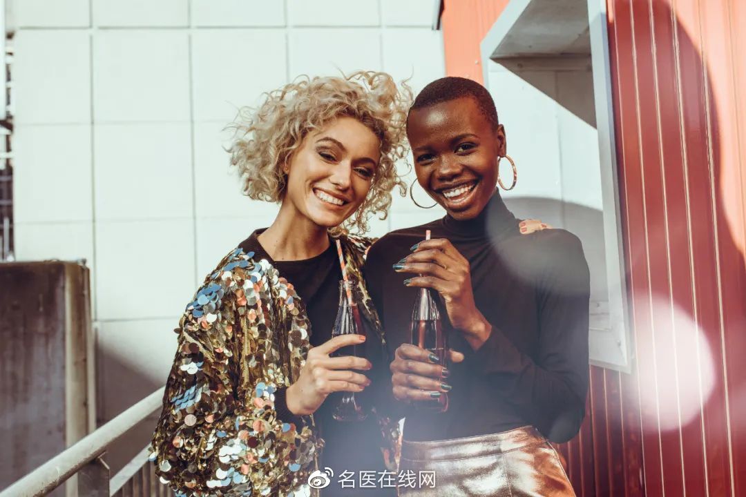 打个喷嚏腰就“断”了？想要养出“硬骨头”，光靠补钙可不够休闲区蓝鸢梦想 - Www.slyday.coM