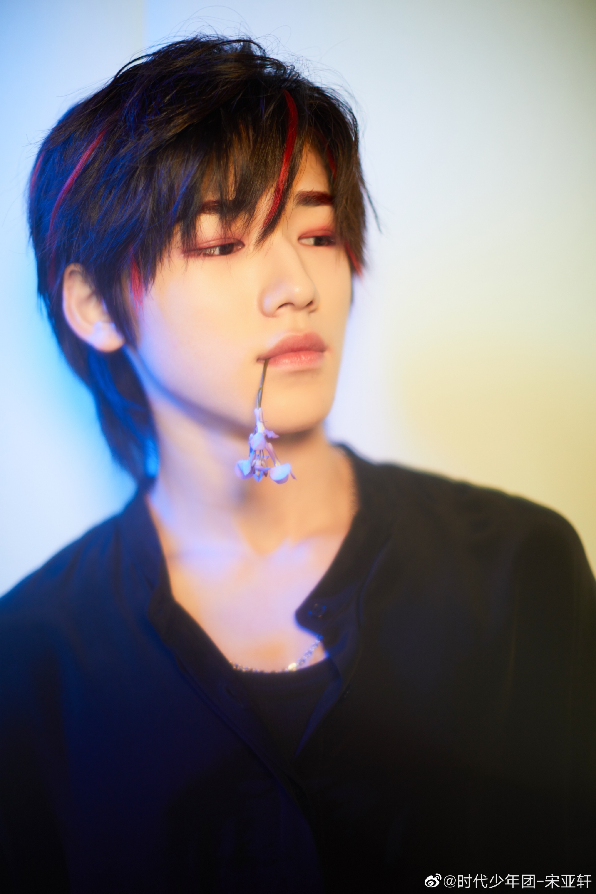 恭喜宋亚轩喜提300万小海螺!小宋老师粉丝数破三百万啦是实力vocal