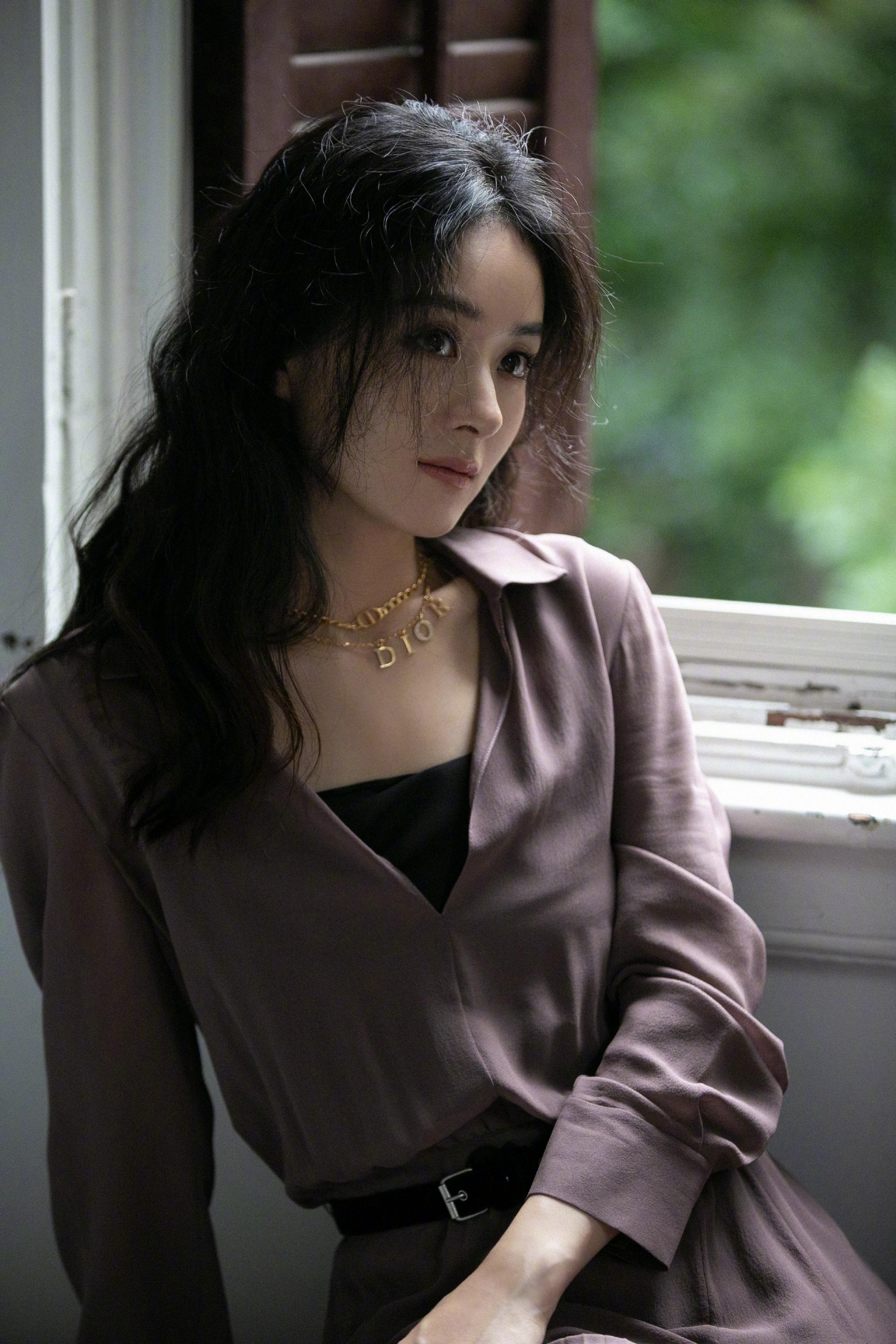 来欣赏一下赵丽颖的名品锁骨,一字肩蝴蝶背,好撩人