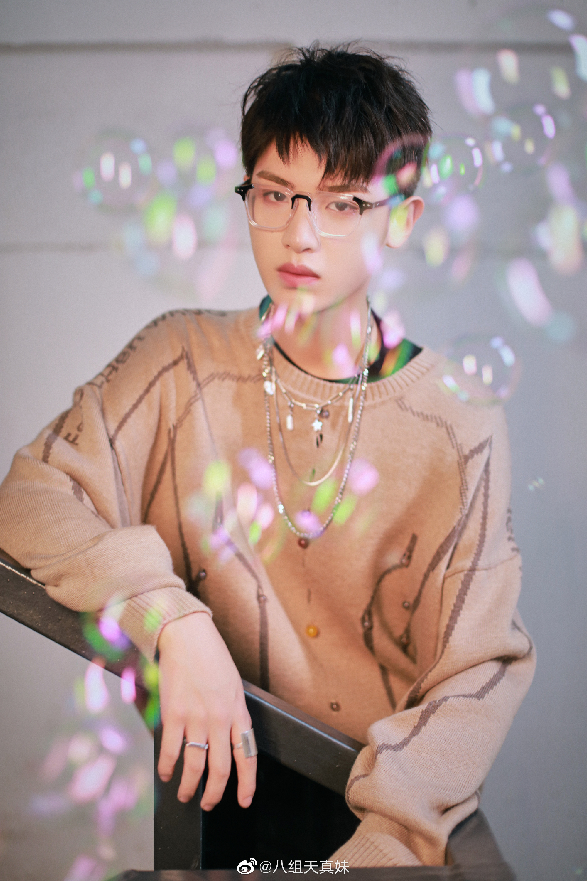 黄明昊《宇宙打歌中心》造型图,戴眼镜我也太可了