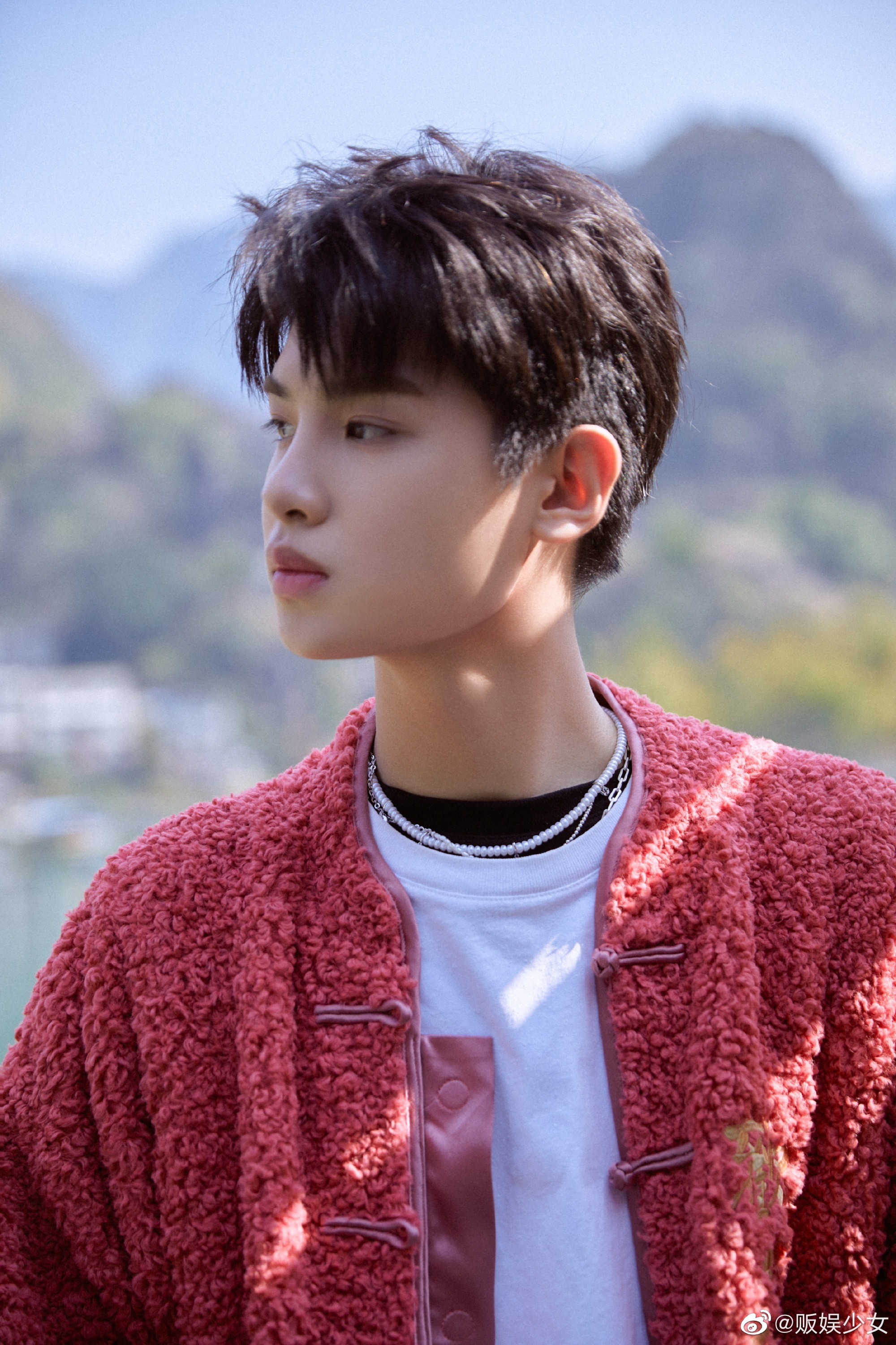 黄明昊晚会预告照 穿的红红红火火的小贾,太喜庆啦