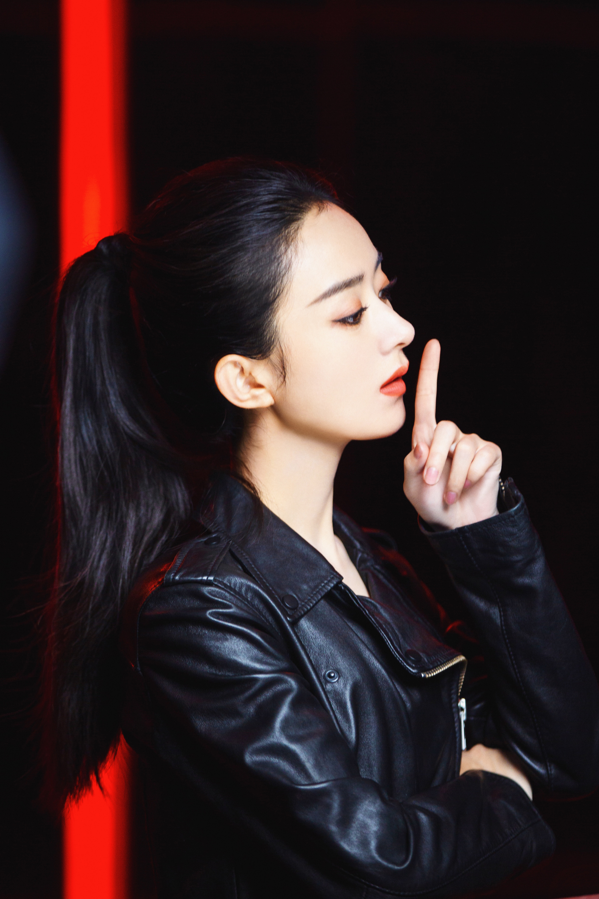 赵丽颖御姐风大片翻车穿机车皮衣扎马尾橘色红唇却撑不起气场