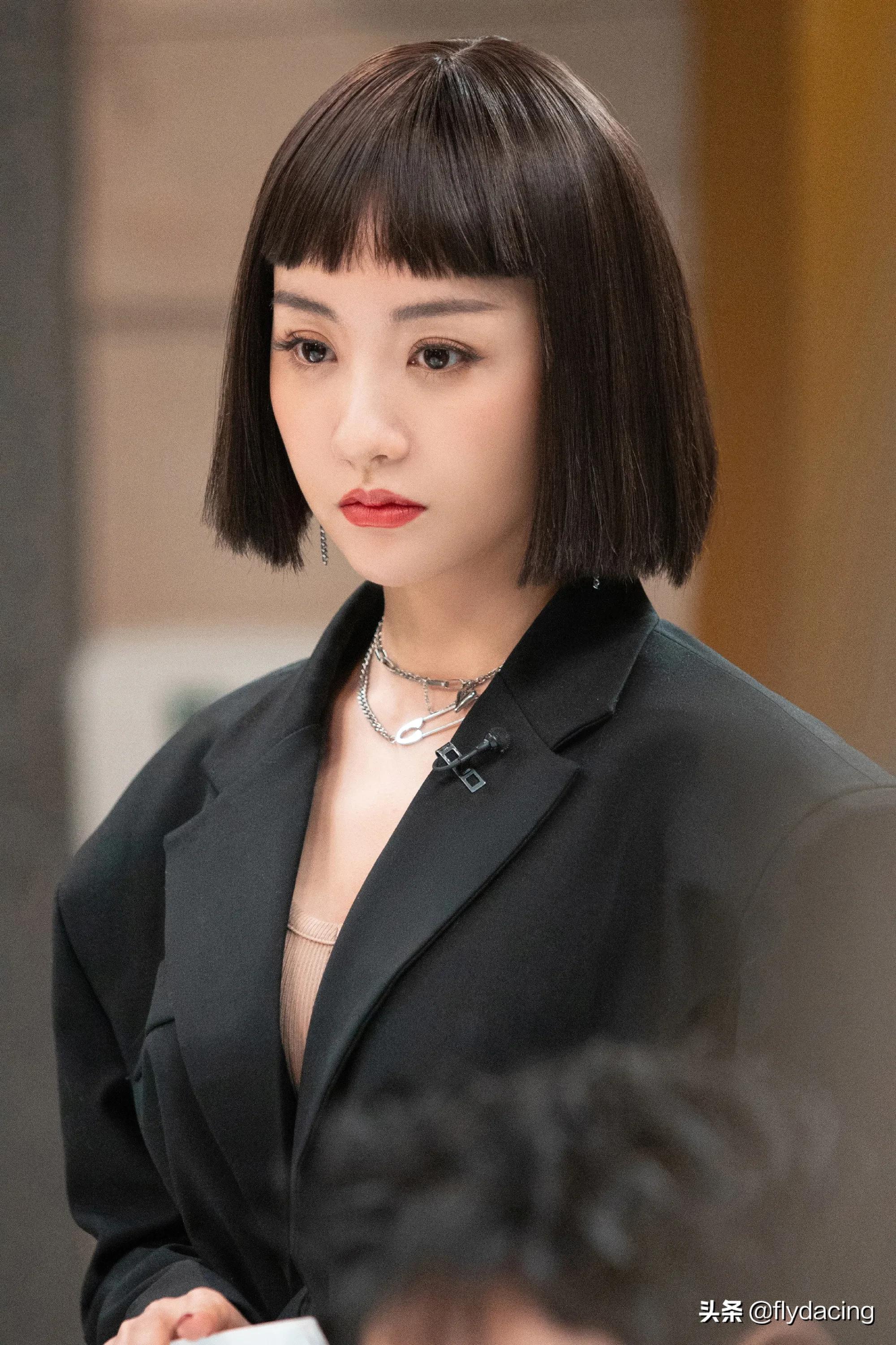 杨蓉黑西装配齐刘海短发酷帅霸气!