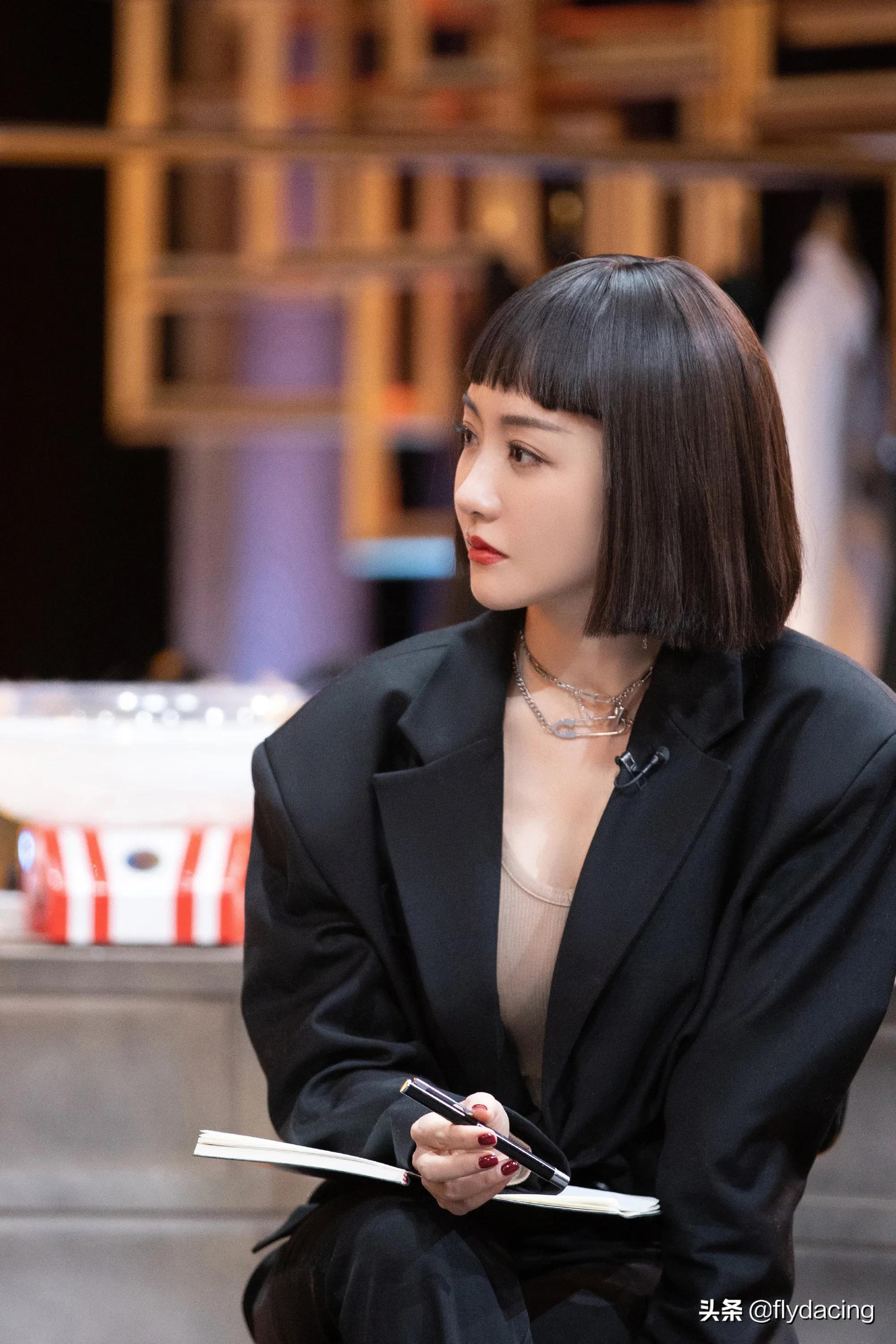 杨蓉黑西装配齐刘海短发酷帅霸气!