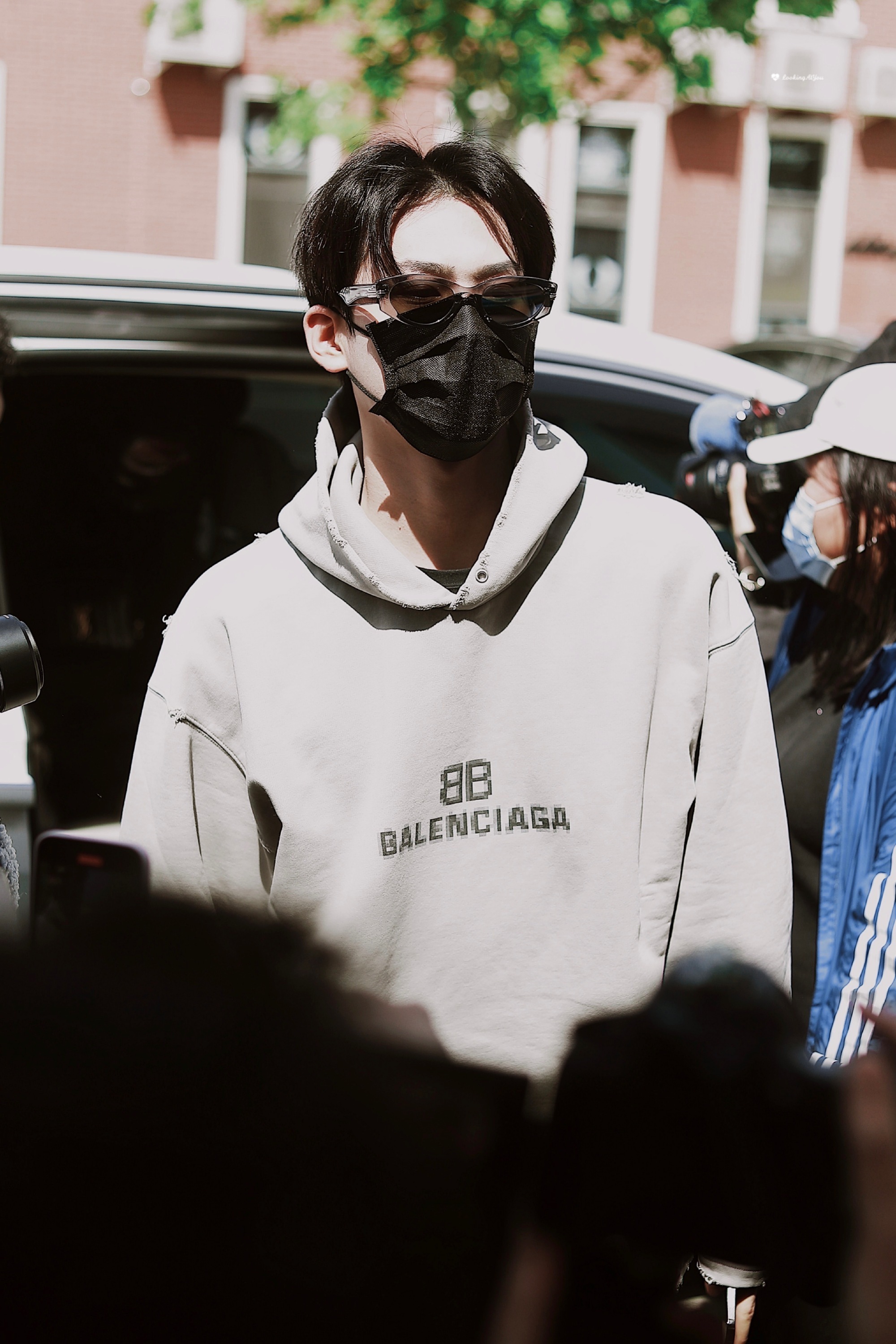 周柯宇今日上班饭拍 休闲灰色卫衣 墨镜,大男孩帅气十足!