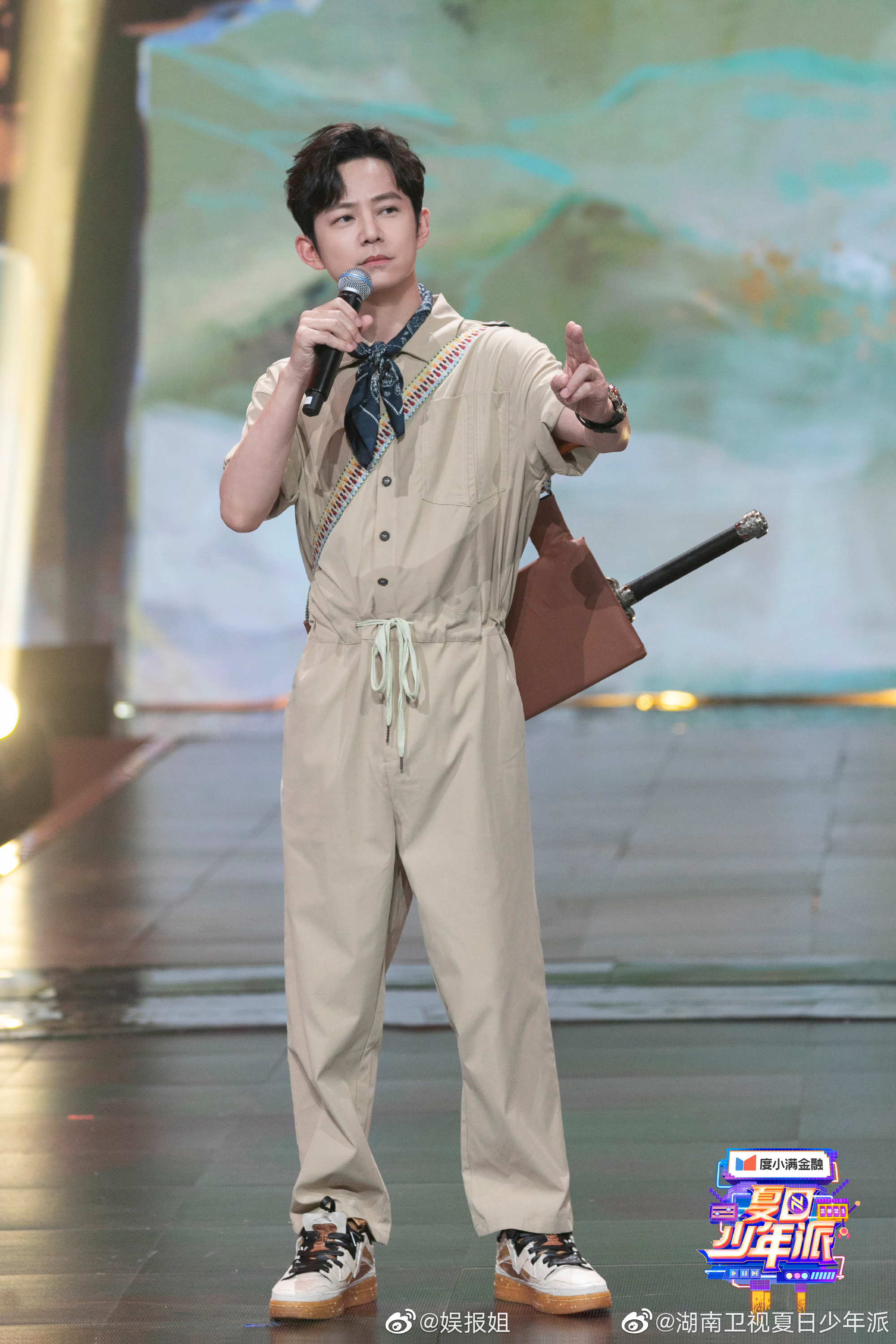 何炅的连体裤造型也太好看了吧!