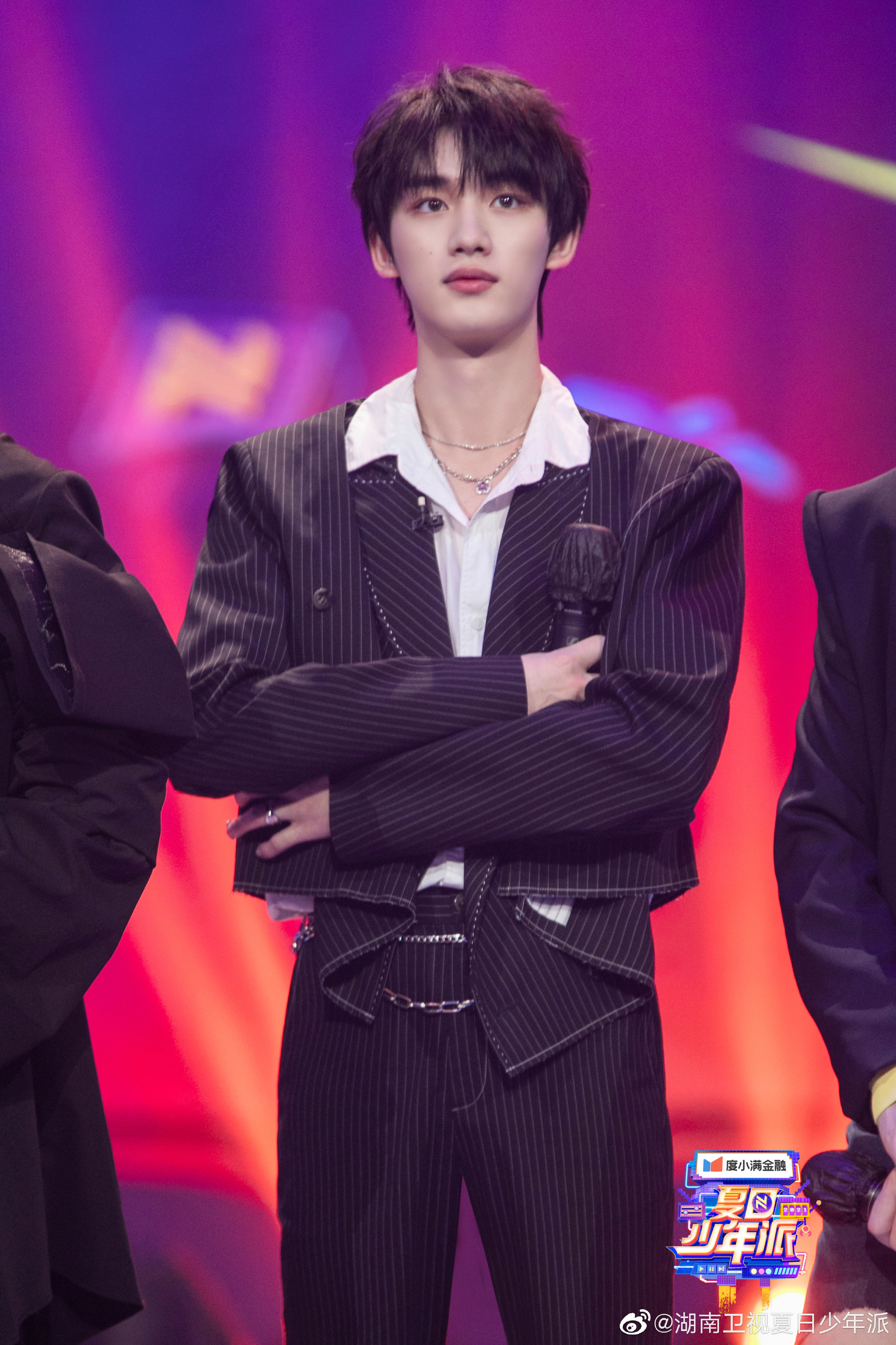 丁程鑫夏日少年派剧照 宽肩窄腰的西装小丁好帅!_高清图集_新浪网