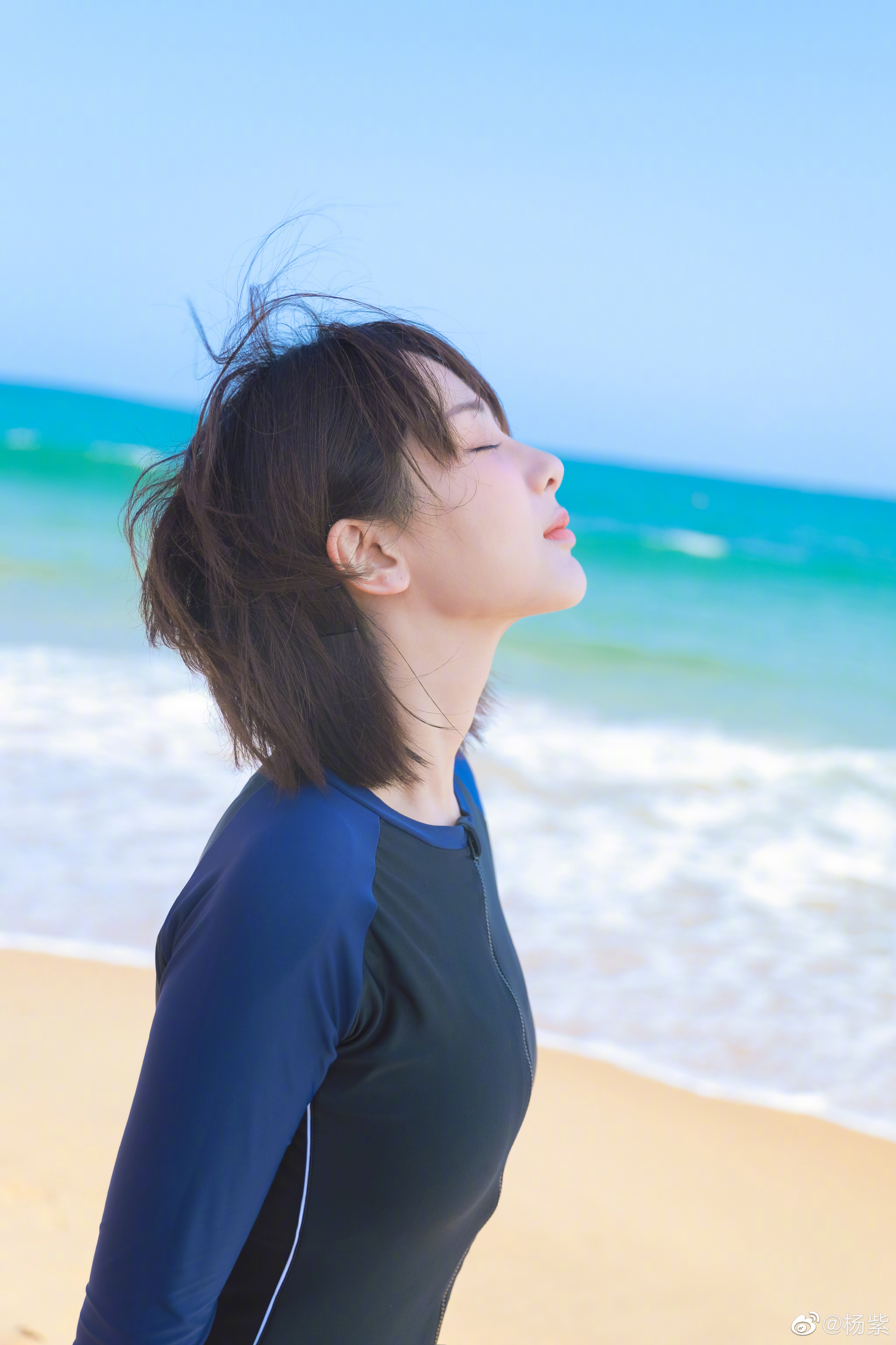 杨紫海边大片氛围感十足好美呐