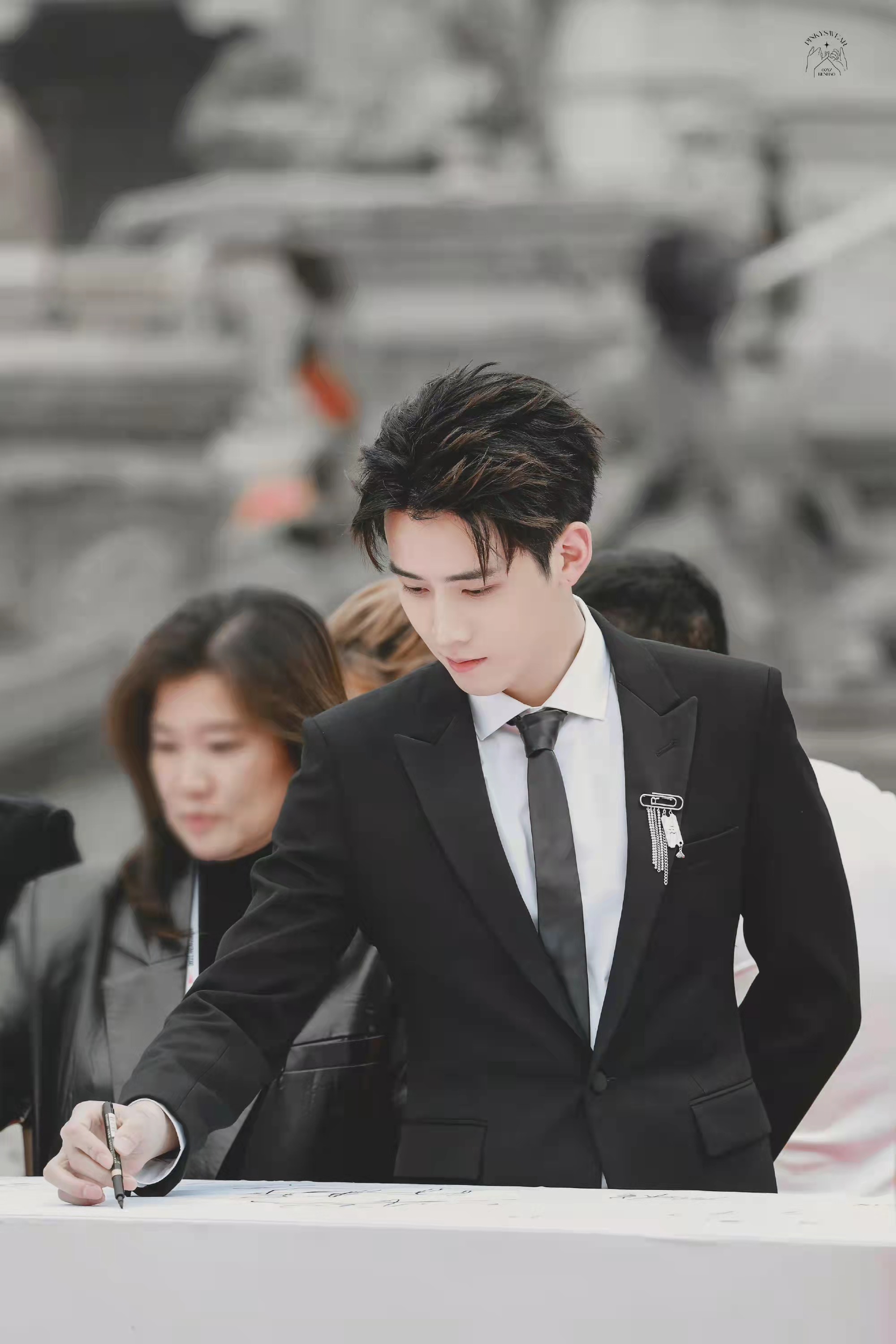 任豪一身西装根红苗正的好青年被帅到了