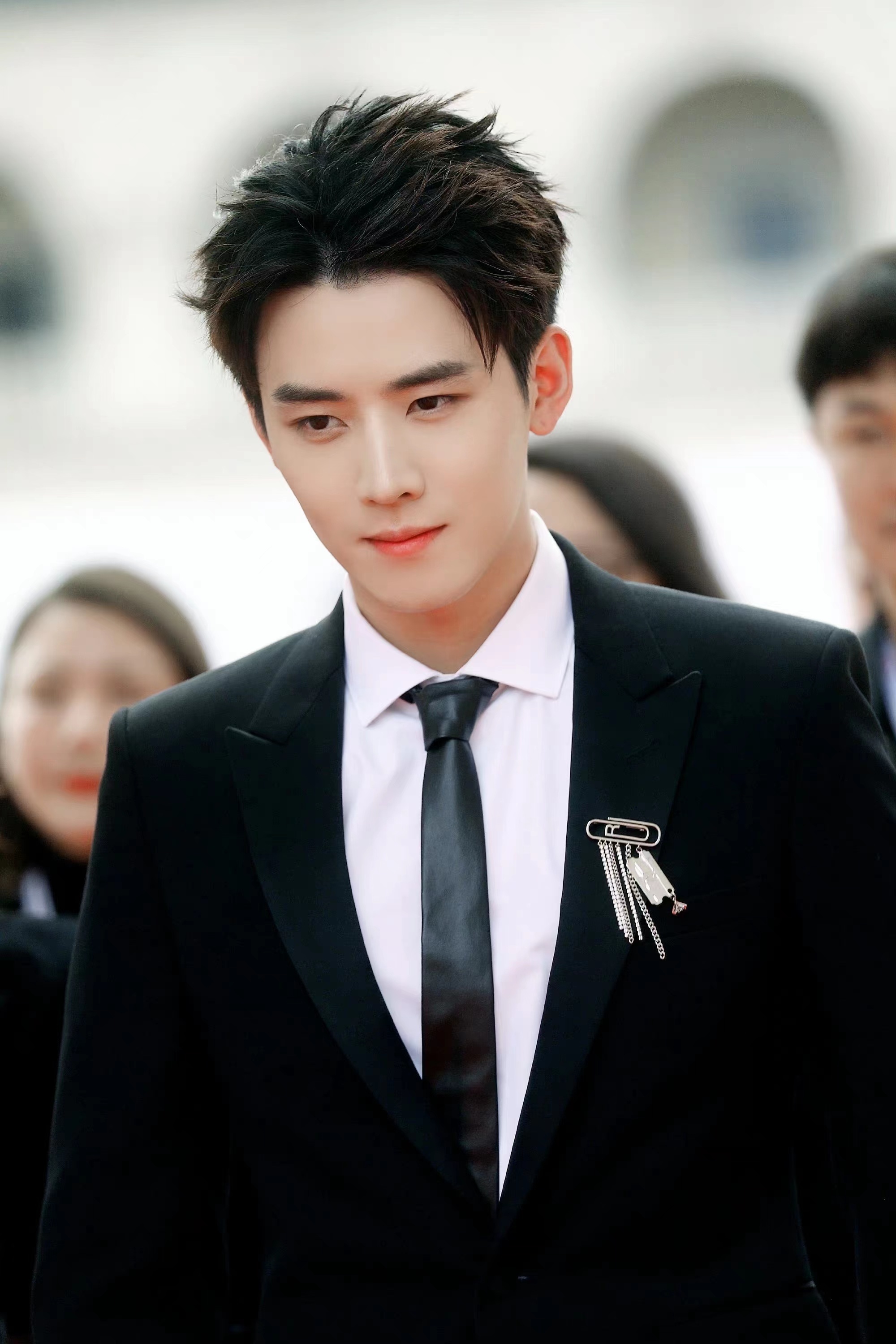 任豪一身西装根红苗正的好青年被帅到了