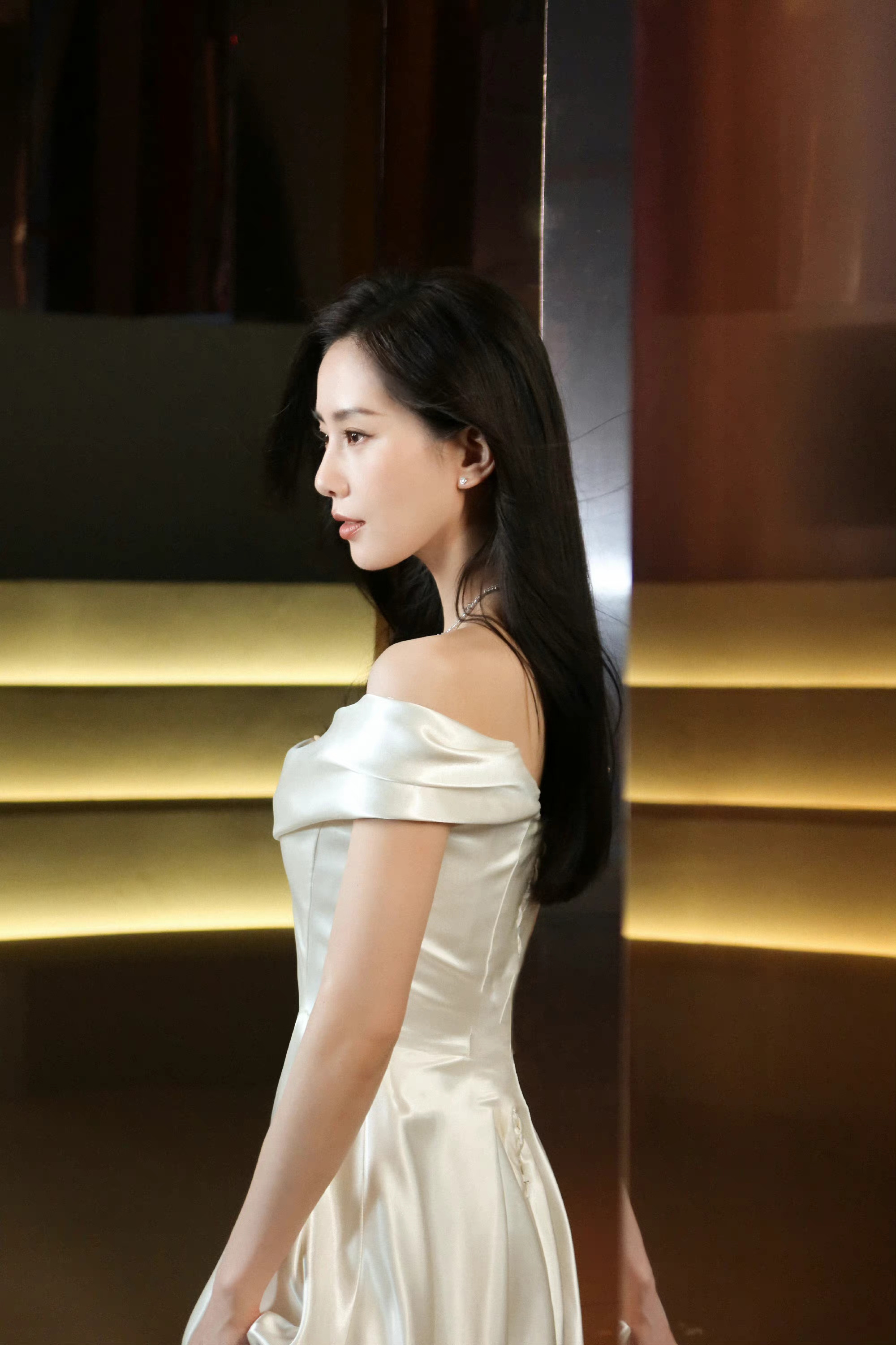 刘诗诗白色长裙花絮照新鲜出炉!被狠狠美到了