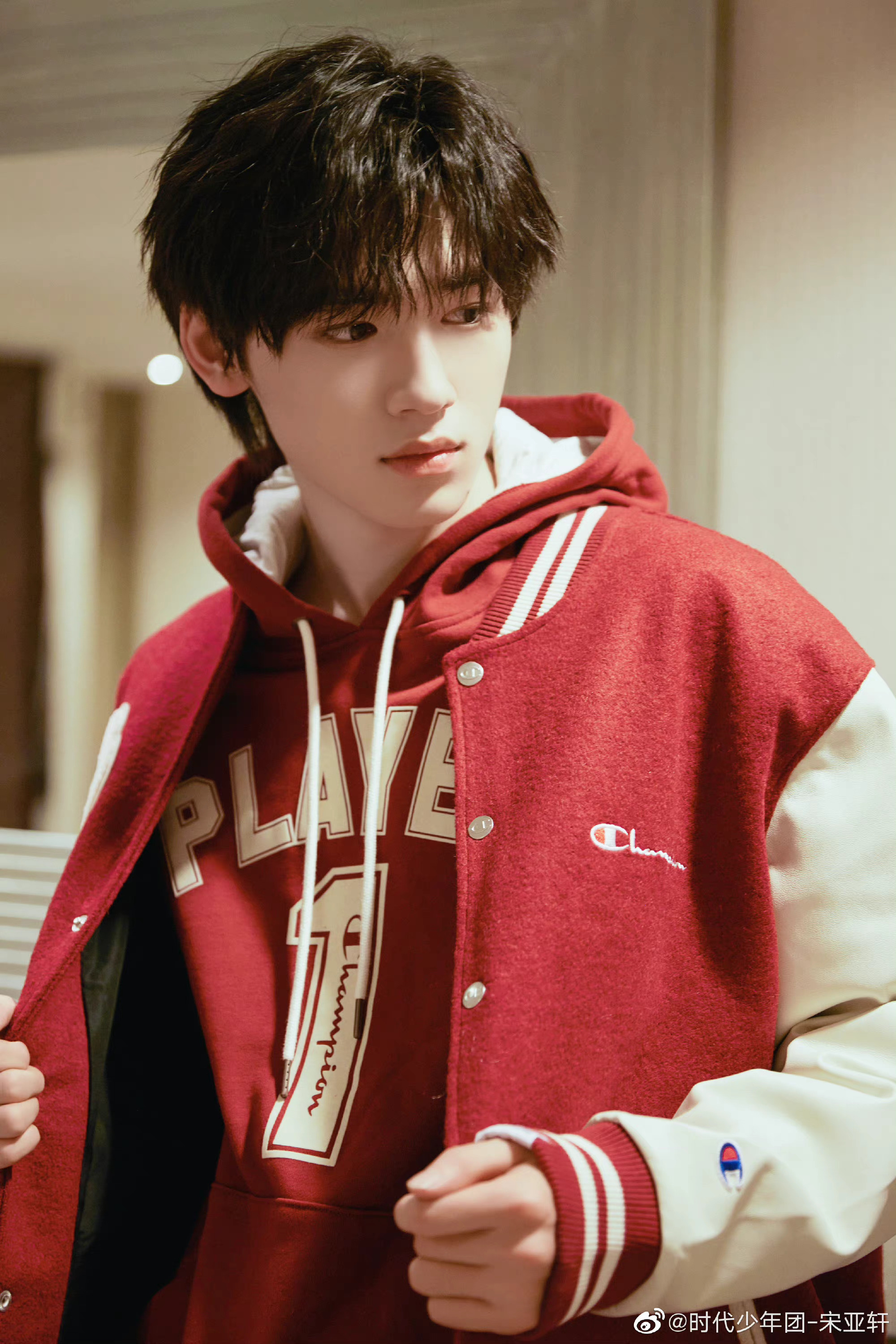 宋亚轩红白棒球服造型随拍 新春红红火火 喜气洋洋的小宋啊