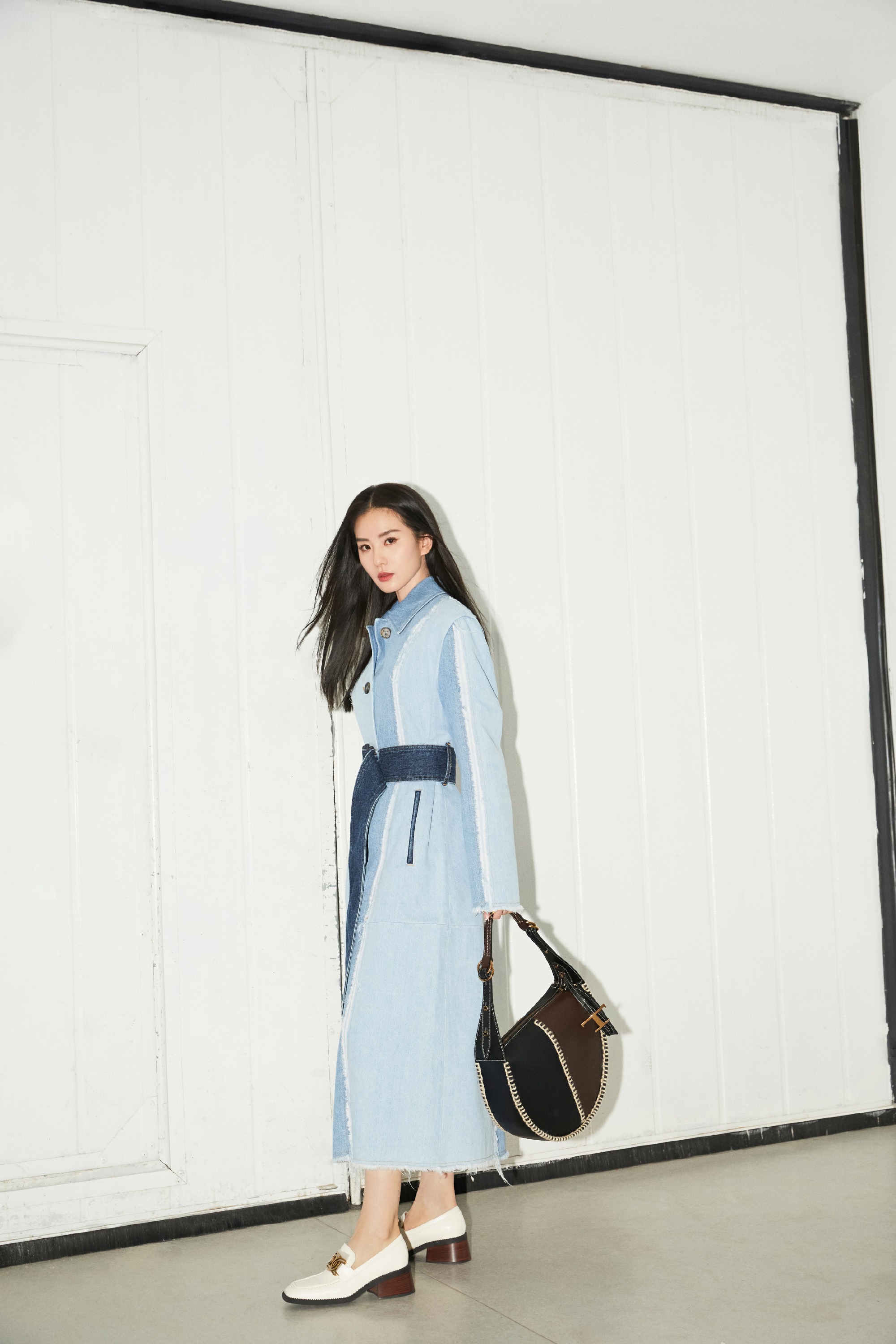 刘诗诗米兰侧脸路透黑色微卷长发侧颜好绝啊