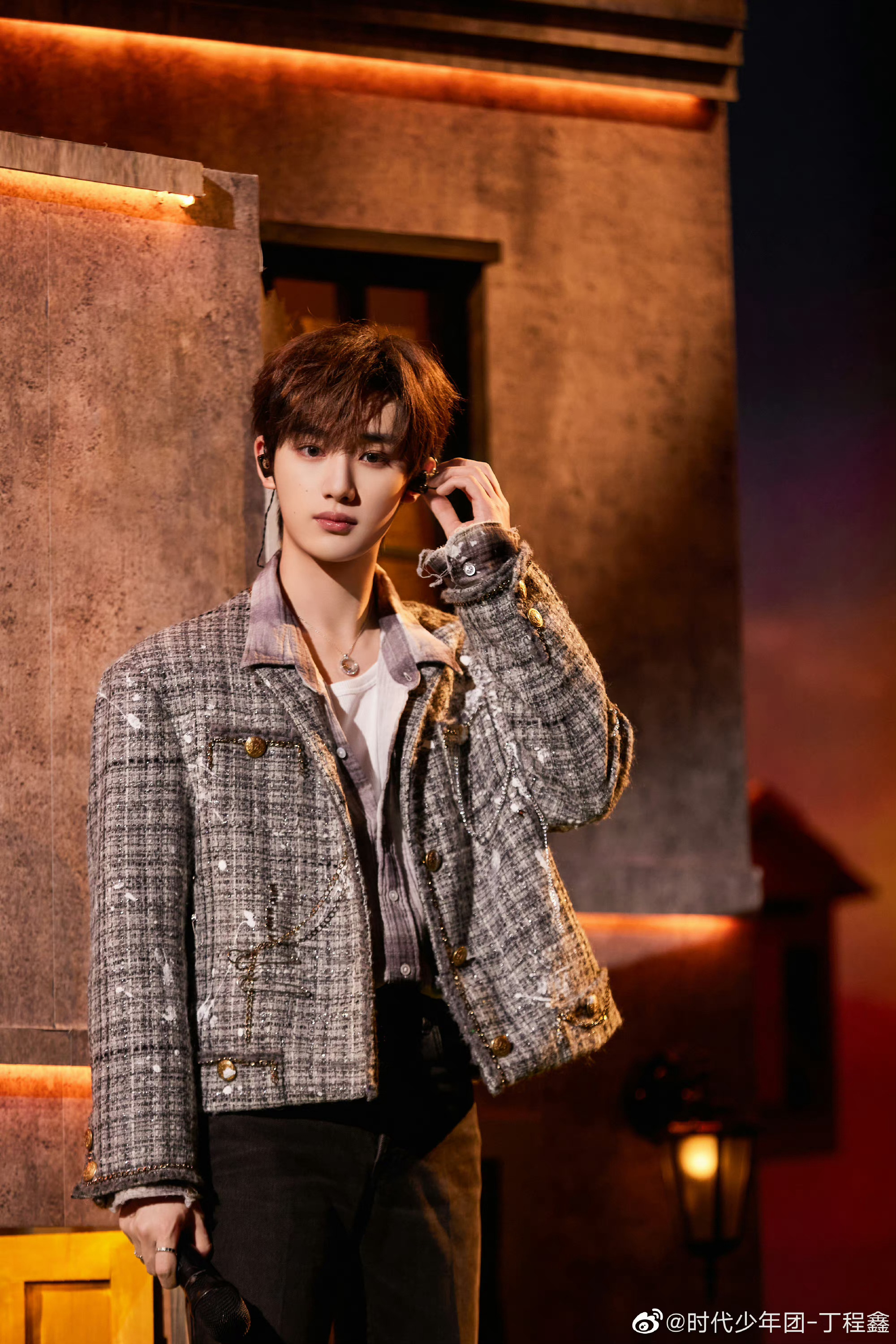 丁程鑫你好星期六新造型来啦!棕色小香风好帅!