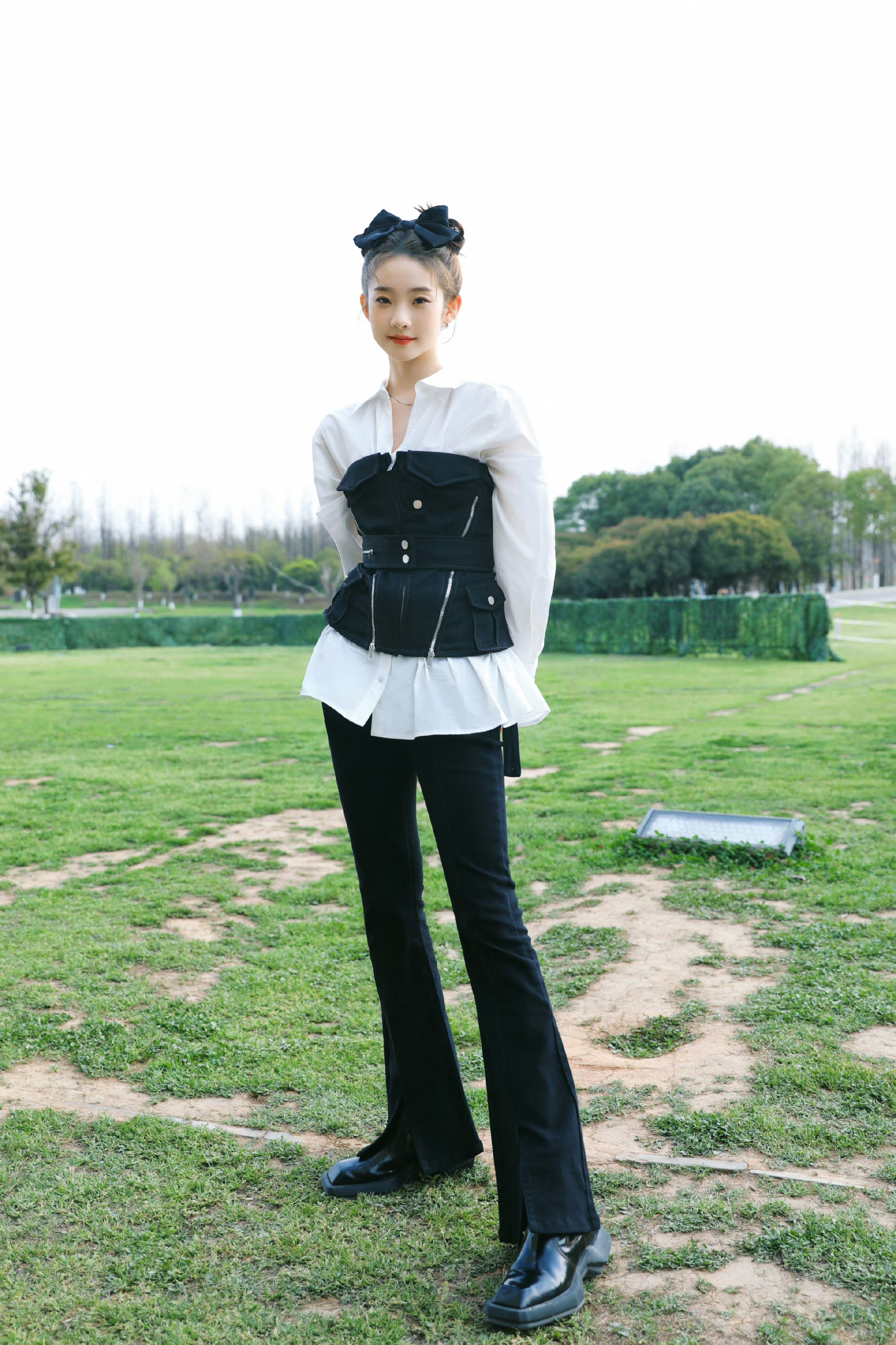 张艺凡《女子推理社》信剧照 白衬衫蝴蝶结头饰……_高清图集_新浪网