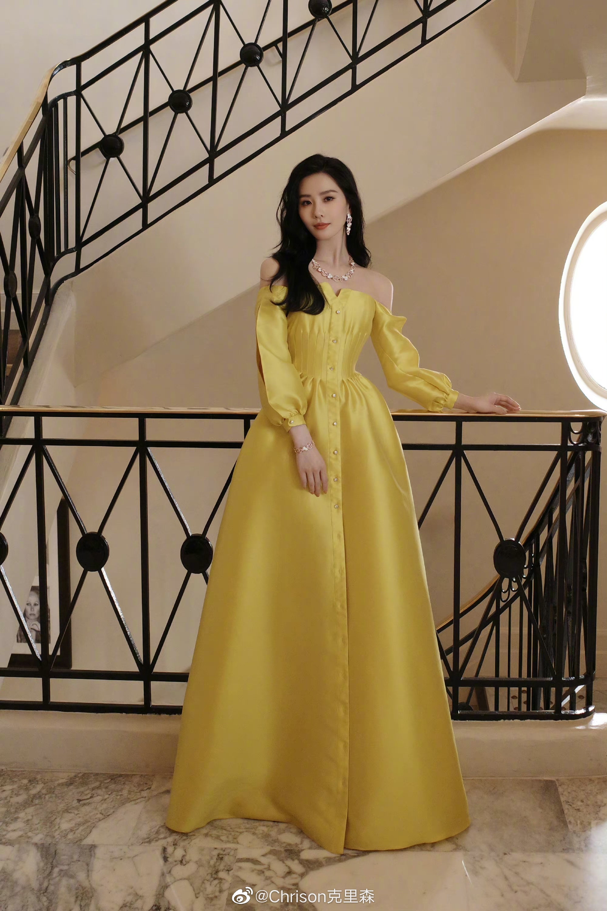 刘诗诗一袭明黄色缎面礼服亮相开云戛纳晚宴……__财经头条