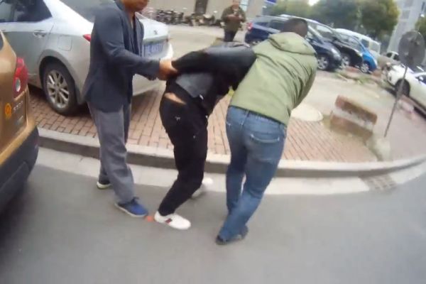 跳下悬崖、手臂被打断、面对各种凶器……这都是禁毒民警的真实日常休闲区蓝鸢梦想 - Www.slyday.coM