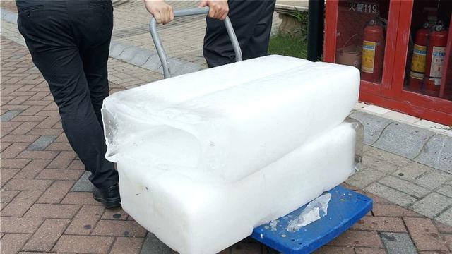 冷在身边暖在心里!东莞市民送巨大冰块,为医护人员"硬核"降温