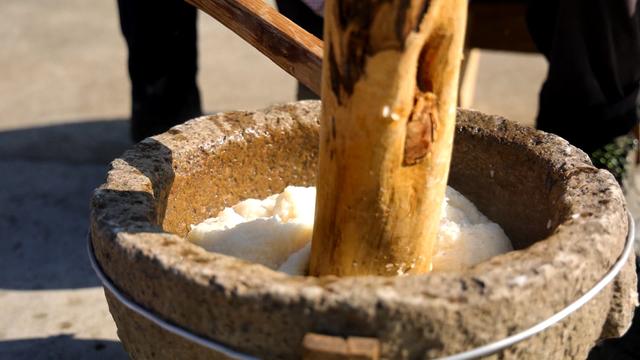 太平山村村民张银良说:"打麻糍最难的就是米在石臼里面打的过程,要把
