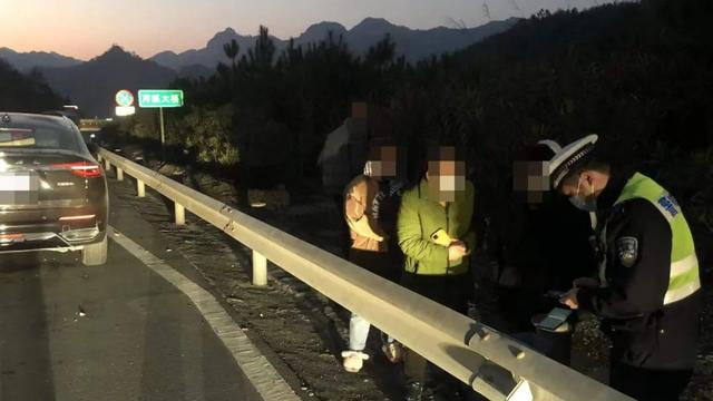 “坑娃”!男子不仅带两个女儿在高速公路上行走,还把女儿落在隧道内!休闲区蓝鸢梦想 - Www.slyday.coM “坑娃”!男子不仅带两个女儿在高速公路上行走,还把女儿落在隧道内!休闲区蓝鸢梦想 - Www.slyday.coM