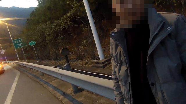 “坑娃”!男子不仅带两个女儿在高速公路上行走,还把女儿落在隧道内!休闲区蓝鸢梦想 - Www.slyday.coM “坑娃”!男子不仅带两个女儿在高速公路上行走,还把女儿落在隧道内!休闲区蓝鸢梦想 - Www.slyday.coM