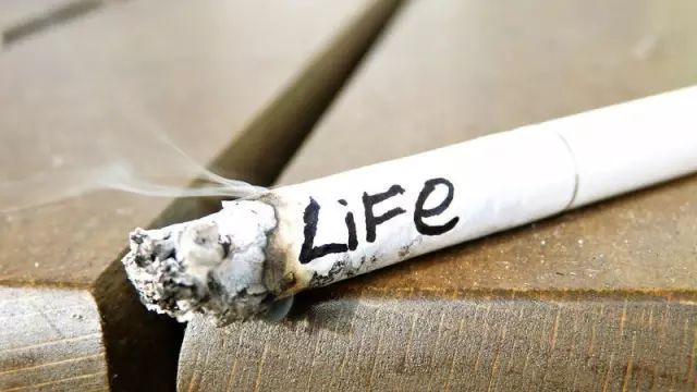 那些抽烟几十年的男人，最后怎么样了？休闲区蓝鸢梦想 - Www.slyday.coM