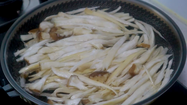 凉拌手撕杏鲍菇的家常做法，营养美味爽口下饭，比炒着好吃太多了休闲区蓝鸢梦想 - Www.slyday.coM