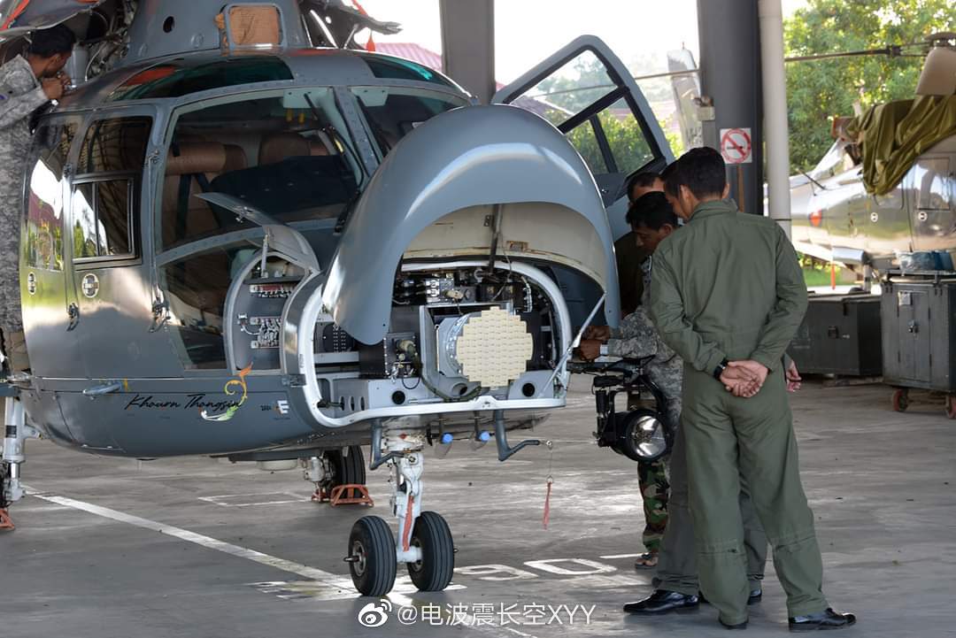 打开机头雷达罩的柬埔寨空军直-9武装直升机