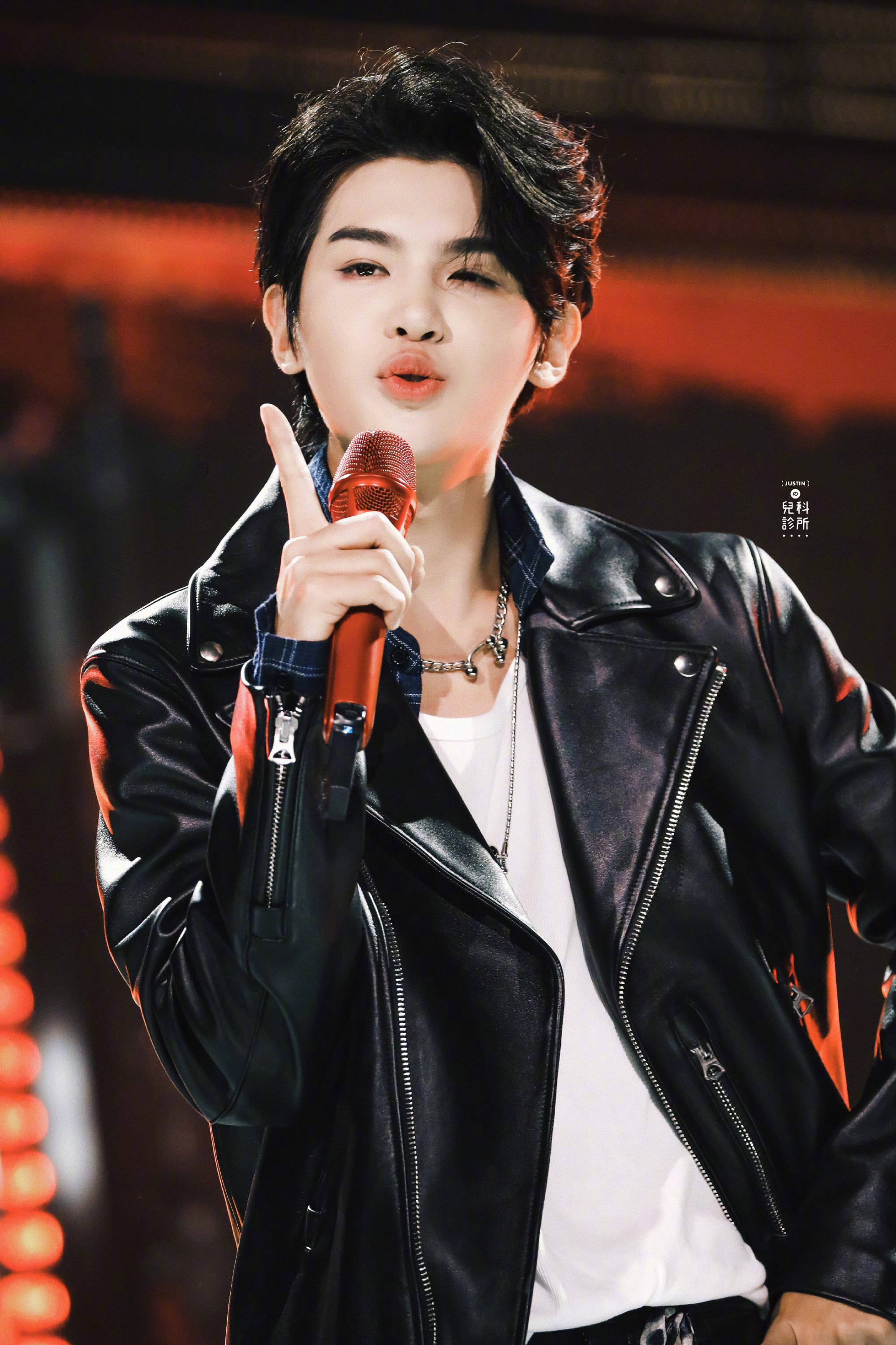 黄明昊一身摇滚皮衣唱情歌angellove舞台好燃